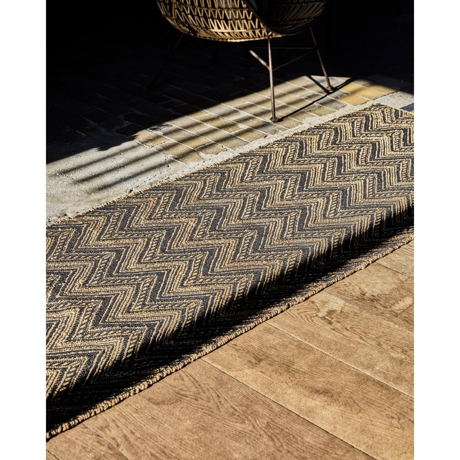 Moderner Teppich von House Doctor, Modell HDMonta, in Natur und Schwarz, ideal für stilvolle Wohnräume.