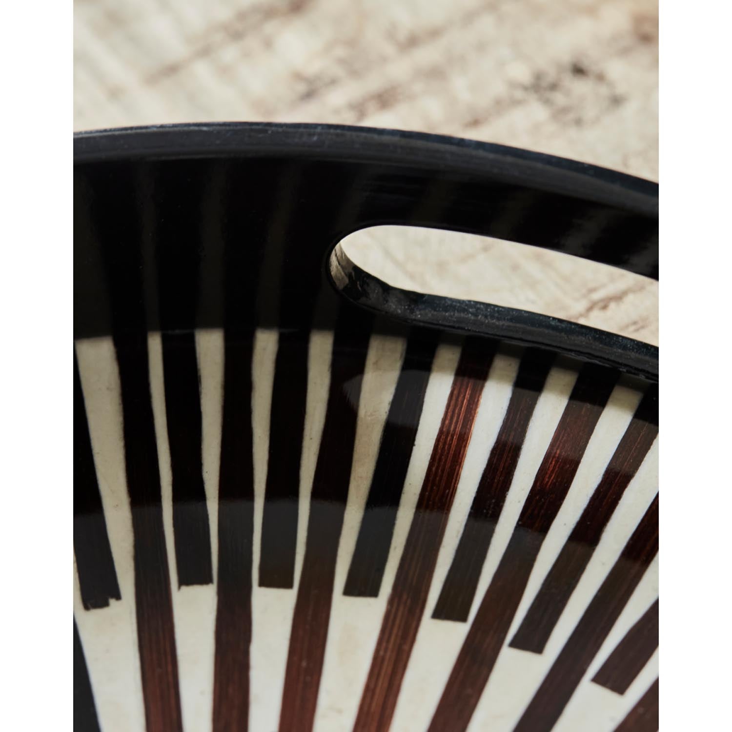 Stilvolles Tablett aus braunem Naturholz von House Doctor, perfekt für Servieren und Dekoration in jedem Ambiente.