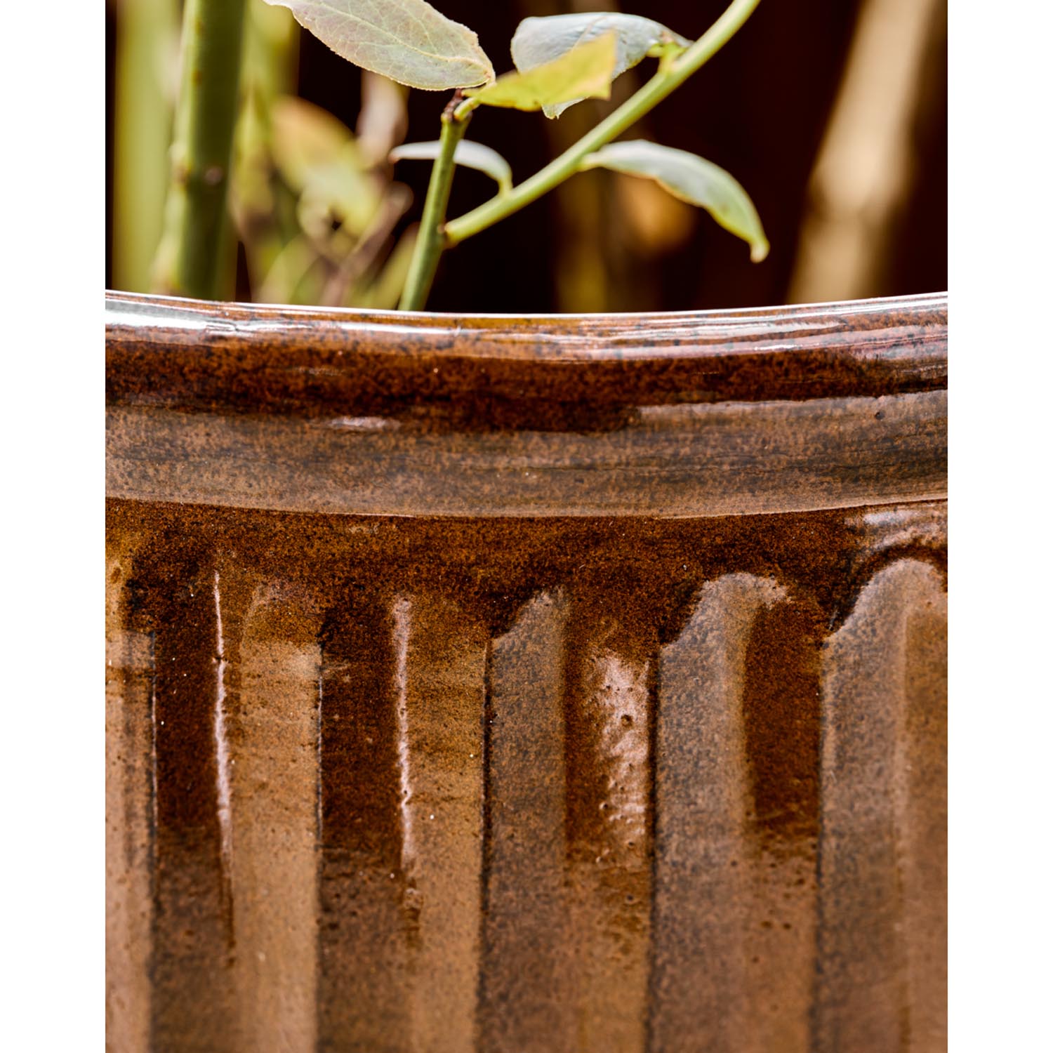 Eleganter brauner Blumentopf HDGroove von House Doctor, ideal für Garten und Terrasse, verbindet modernes Design mit praktischer Nutzung.