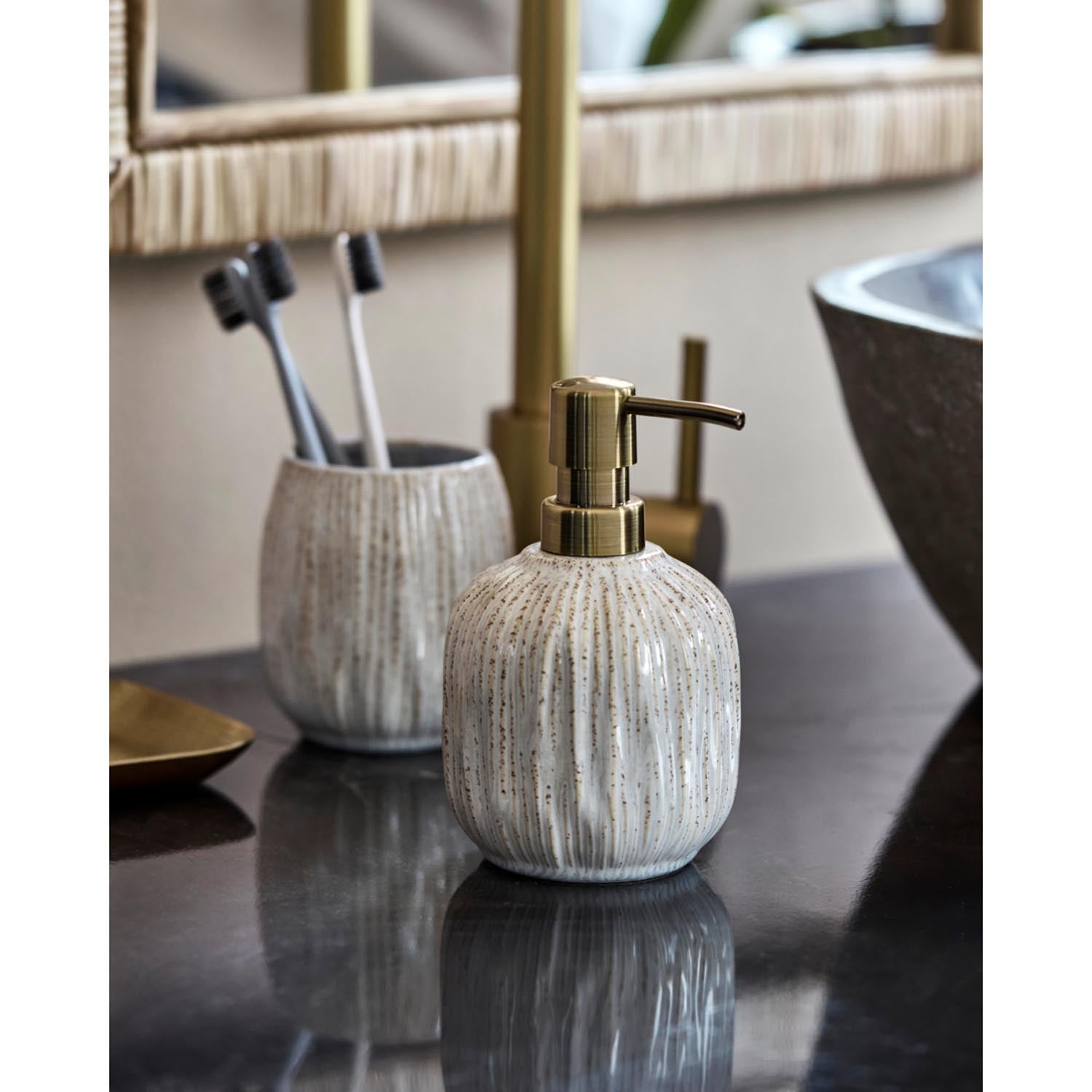 Eleganter Seifenspender von House Doctor in Off-White, ideal für stilvolle Badezimmer und Küchen. Zeitloses Design.