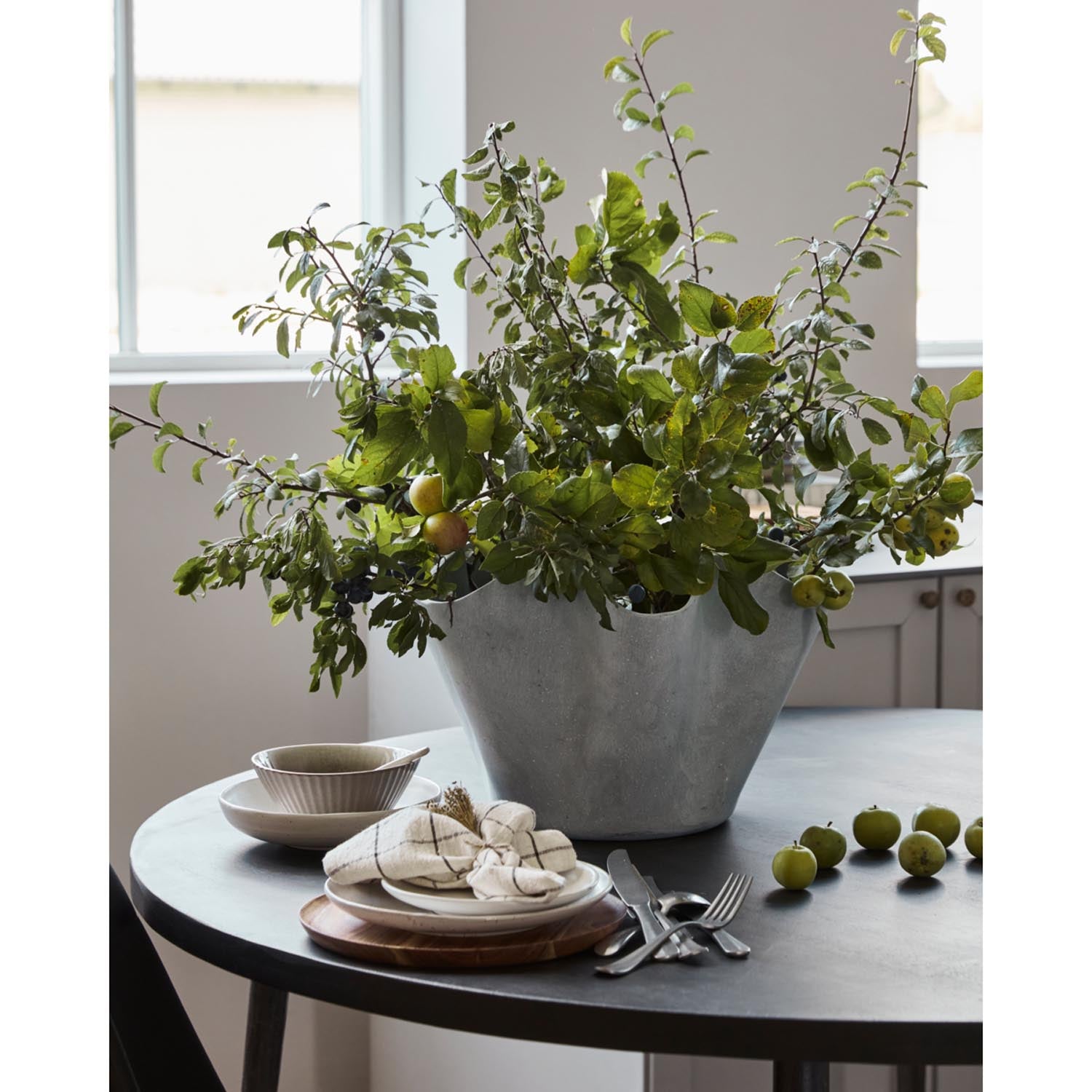 Moderner grauer Blumentopf HDVaso von House Doctor, ideal für stilvolle Pflanzendekoration in jedem Raum.