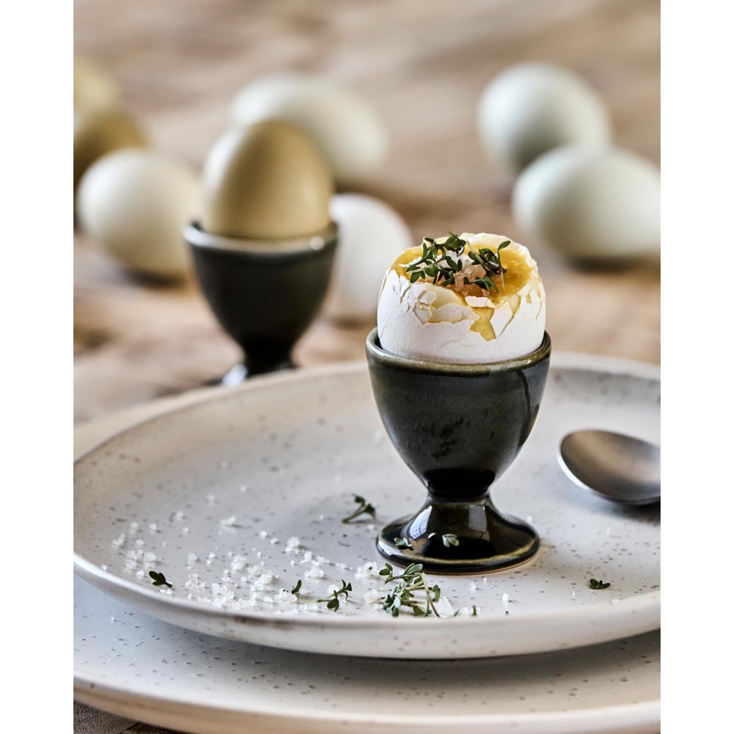 Eleganter grüner Eierbecher von House Doctor, ideal für stilvolle Frühstückstische. Zeitloses Design und hochwertige Verarbeitung.