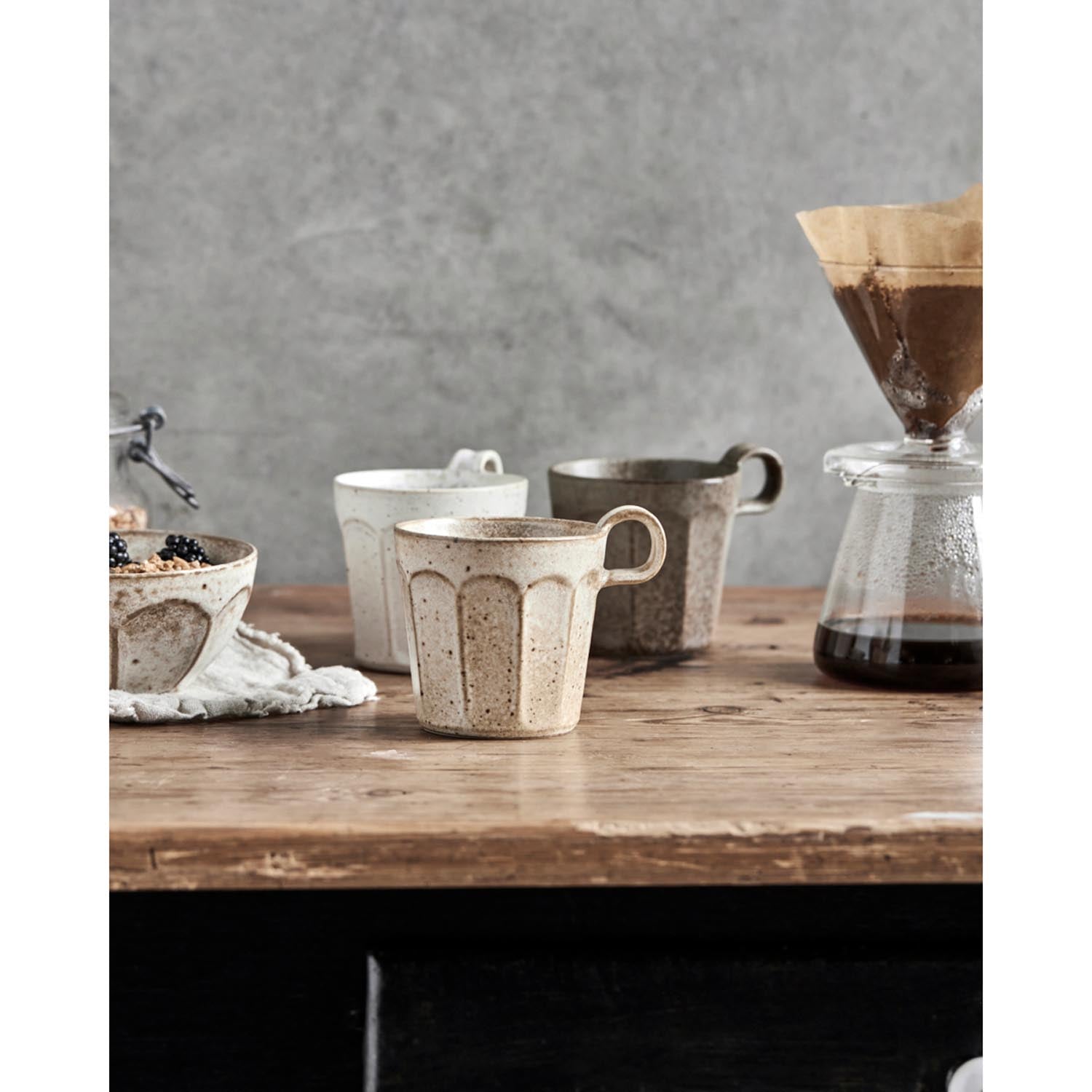 Stilvolle Tasse von House Doctor in Off-White, Beige und Grün. Ideal für moderne Designs und gemütliche Genussmomente.