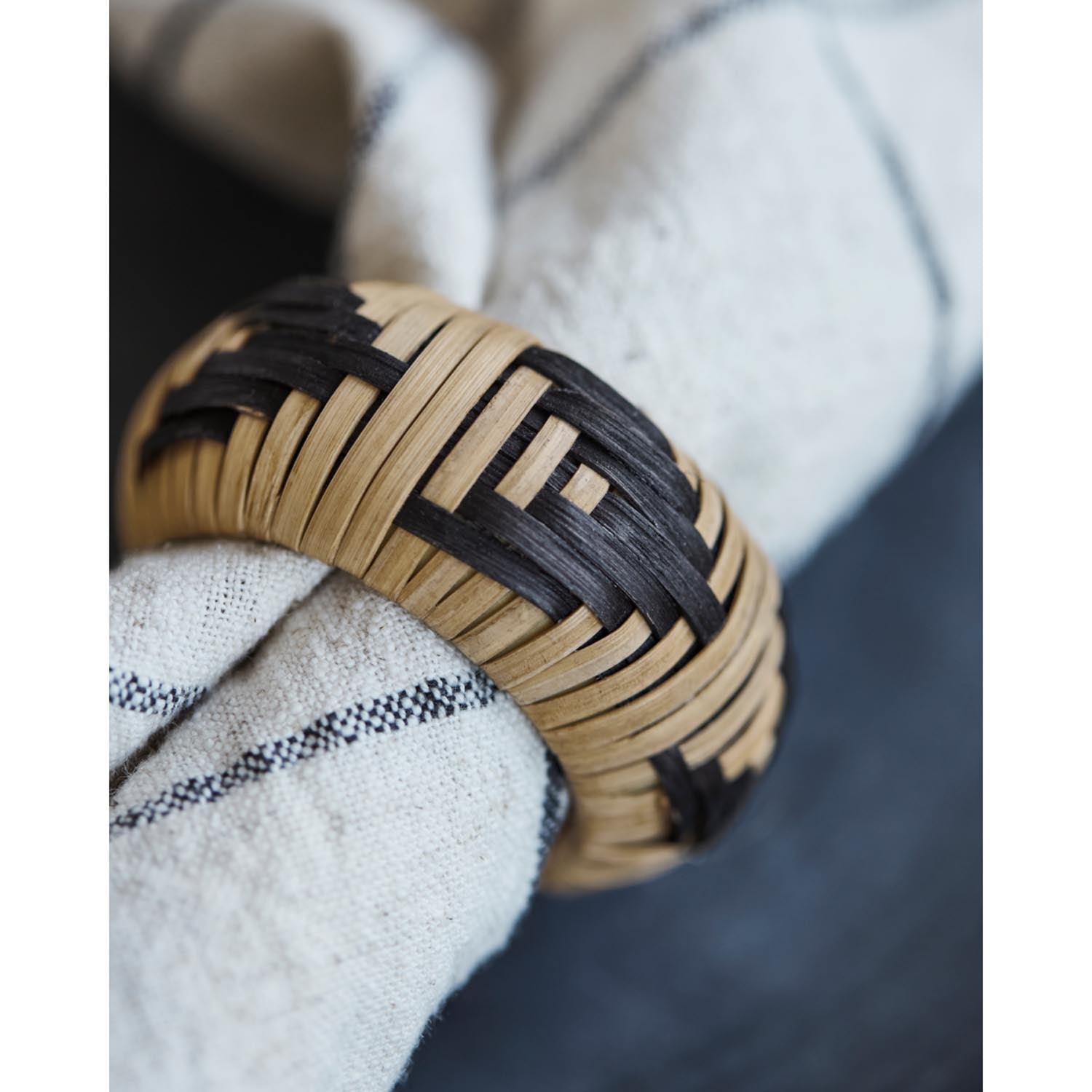 Stilvolle Serviettenringe von House Doctor, gefertigt aus natürlichen Materialien in Schwarz, perfekt für elegante Tischarrangements.