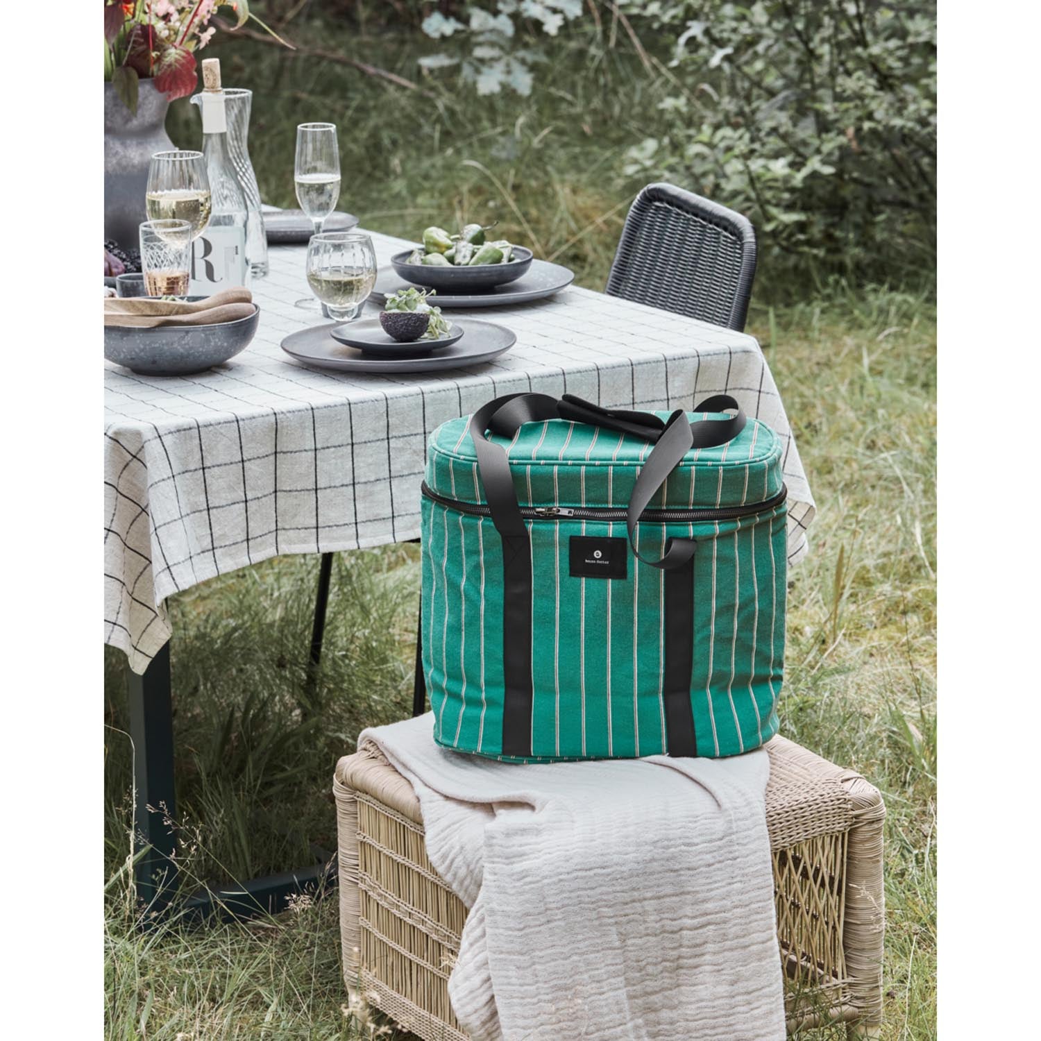 Praktische grüne Kühltasche von House Doctor, ideal für unterwegs. Stilvolles Design und funktional für frische Speisen.