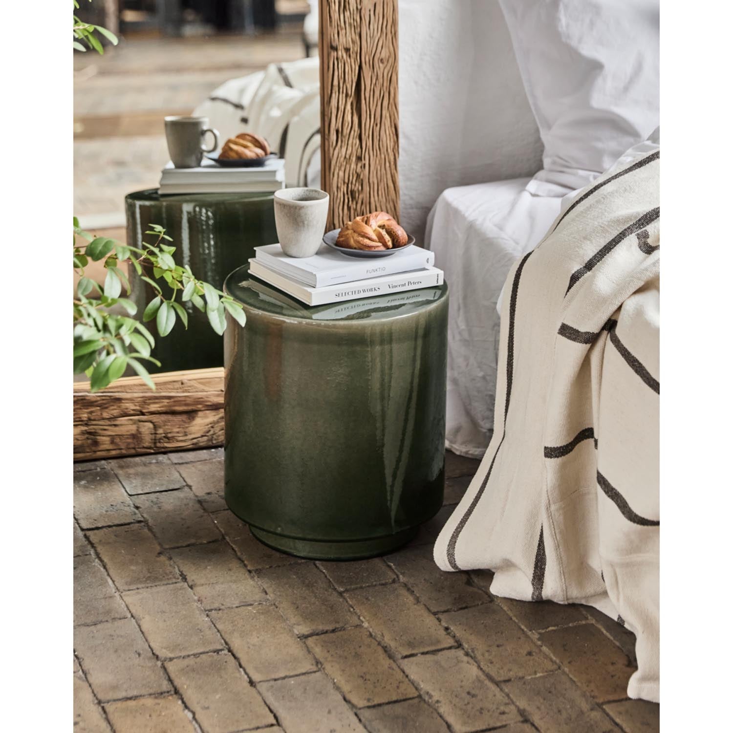 Moderner Beistelltisch HDThea von House Doctor in Grau, vielseitig einsetzbar und stilvoll für jedes Interieur.