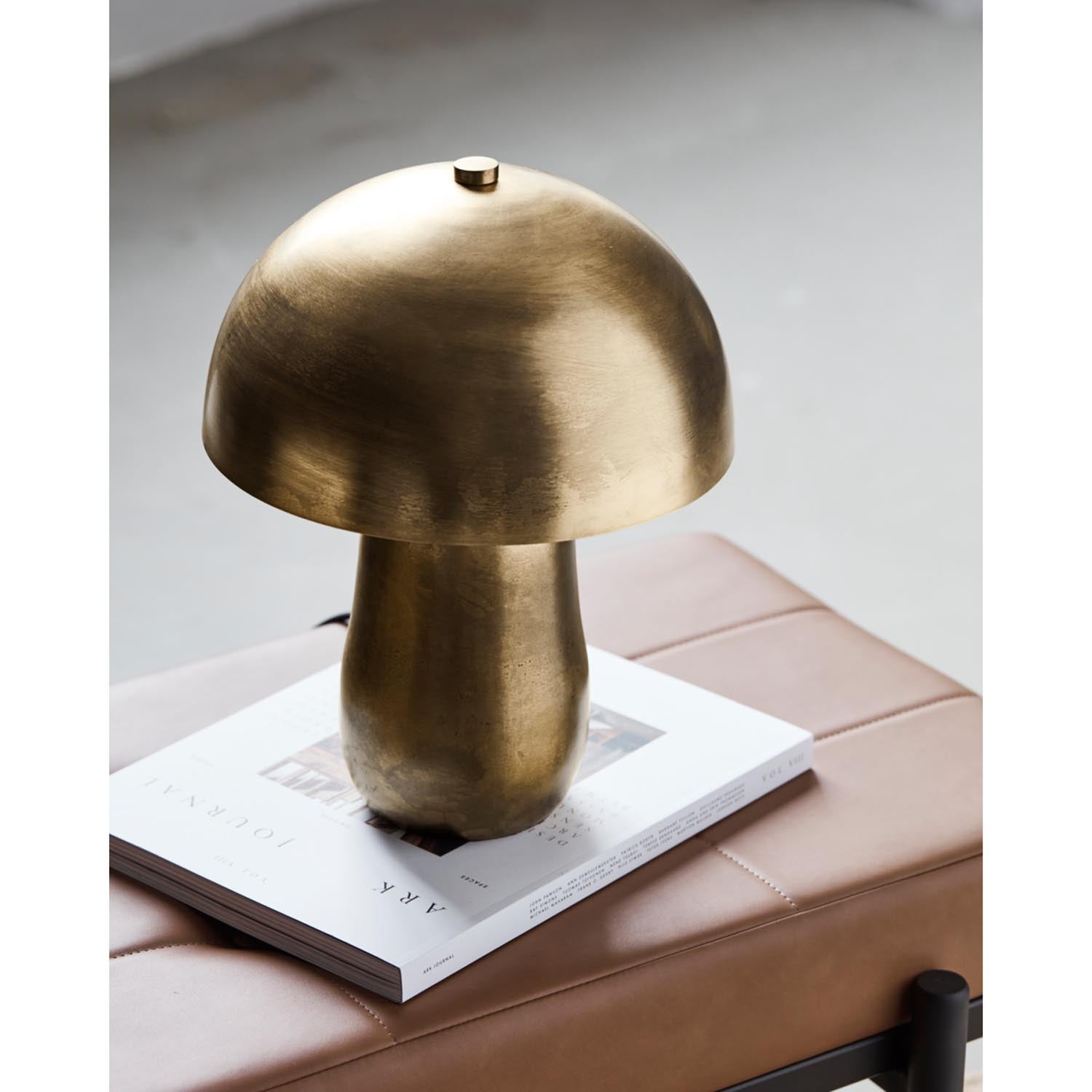 Elegante Tischleuchte von House Doctor mit edlem Messing-Finish, ideal für stilvolle Wohnräume und modernes Ambiente.