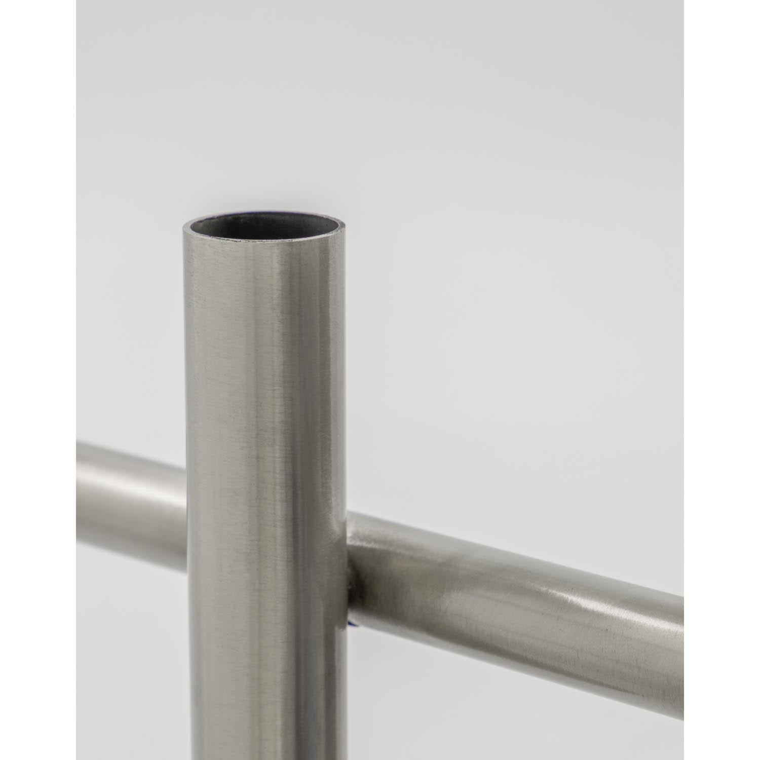 Eleganter Kerzenständer aus Eisen mit antikem Silber-Finish, handgefertigt für zeitlose Stilakzente in jedem Raum.