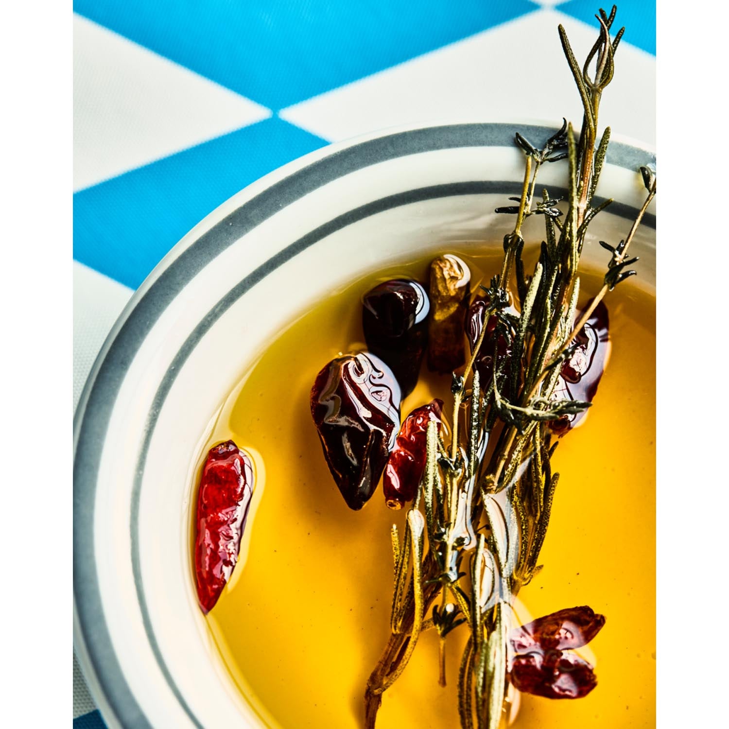 Geschenkbox mit Gewürzen und Öl für Pizza von Nicolas Vahé. Perfekt für Pizzaliebhaber, um authentischen Geschmack zu geniessen.