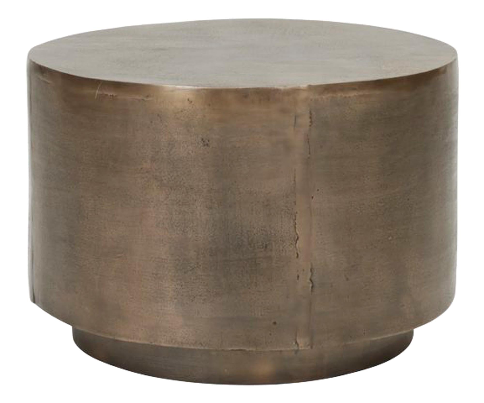 Runder Couchtisch Rota in Silber mit vertikalen Rillen, zeitloser Charme und individuellem Look für dein Wohnzimmer.