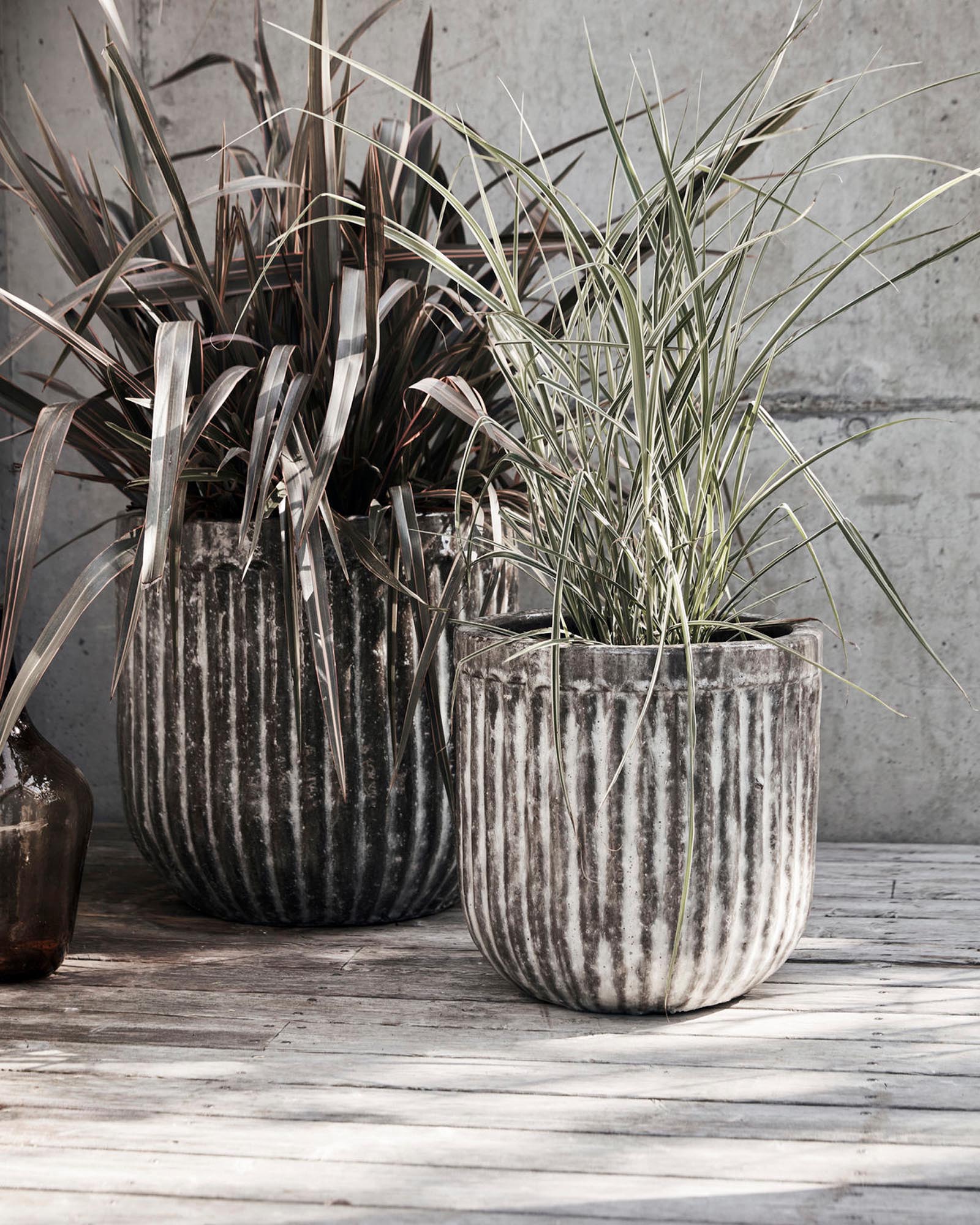 Handgemachte Tontöpfe von House Doctor, robust, stilvoll, in Brauntönen mit weissen Highlights, ideal für Gartenpflanzen.