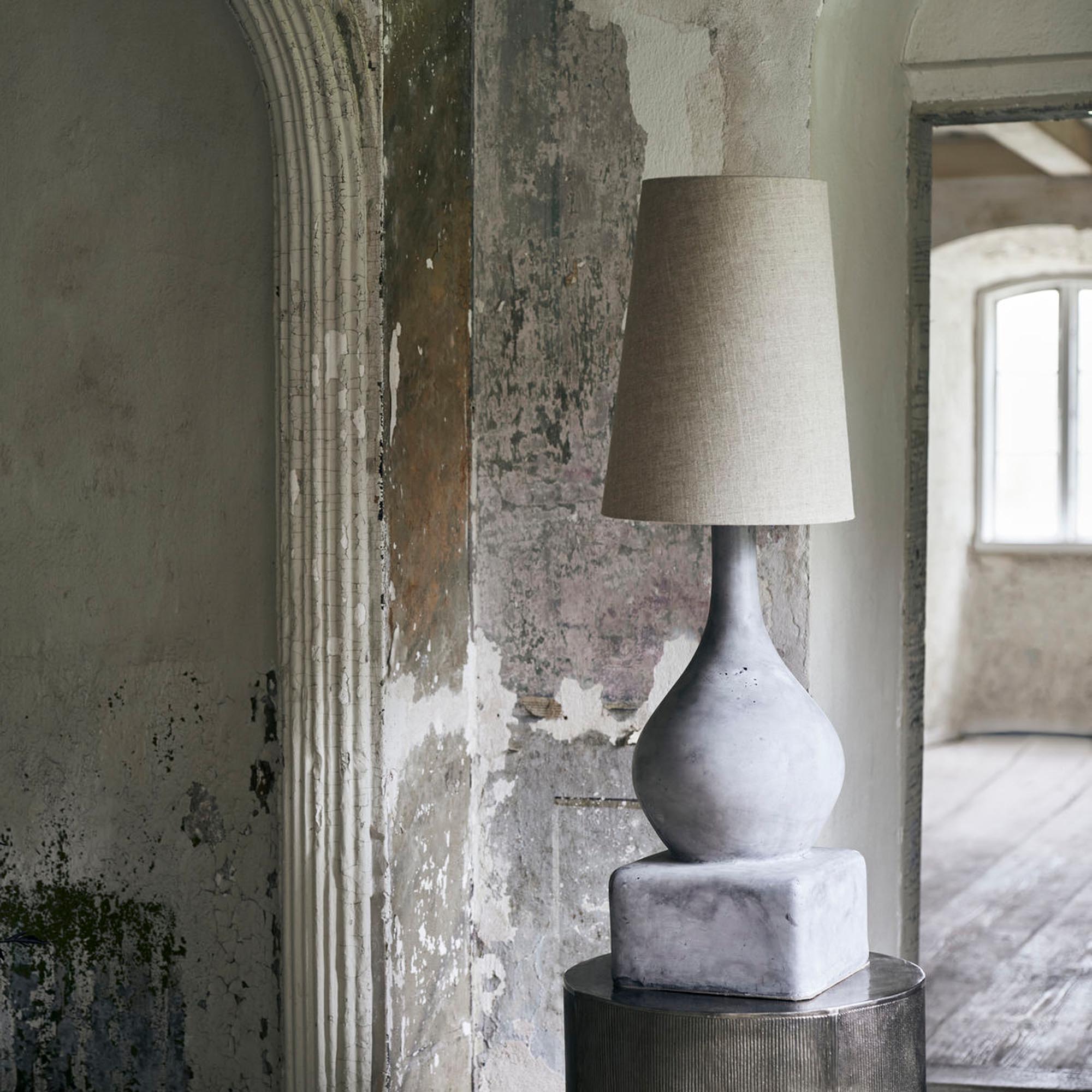 Moderne Stehlampe Sage: Stilvolles Design aus Leinen und Zement.