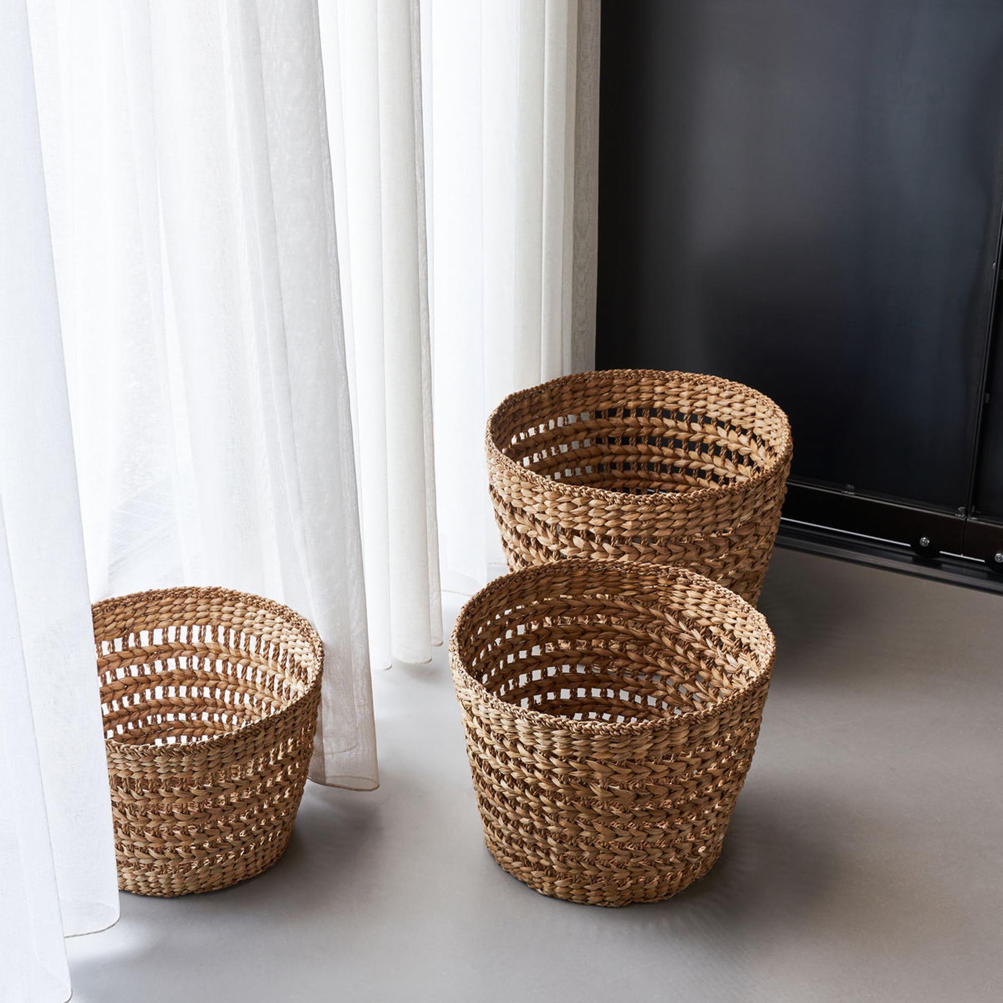 Eleganter Wäschekorb Ramla von House Doctor in natürlichem Design, ideal für stilvolle Aufbewahrung und Ordnung im Zuhause.