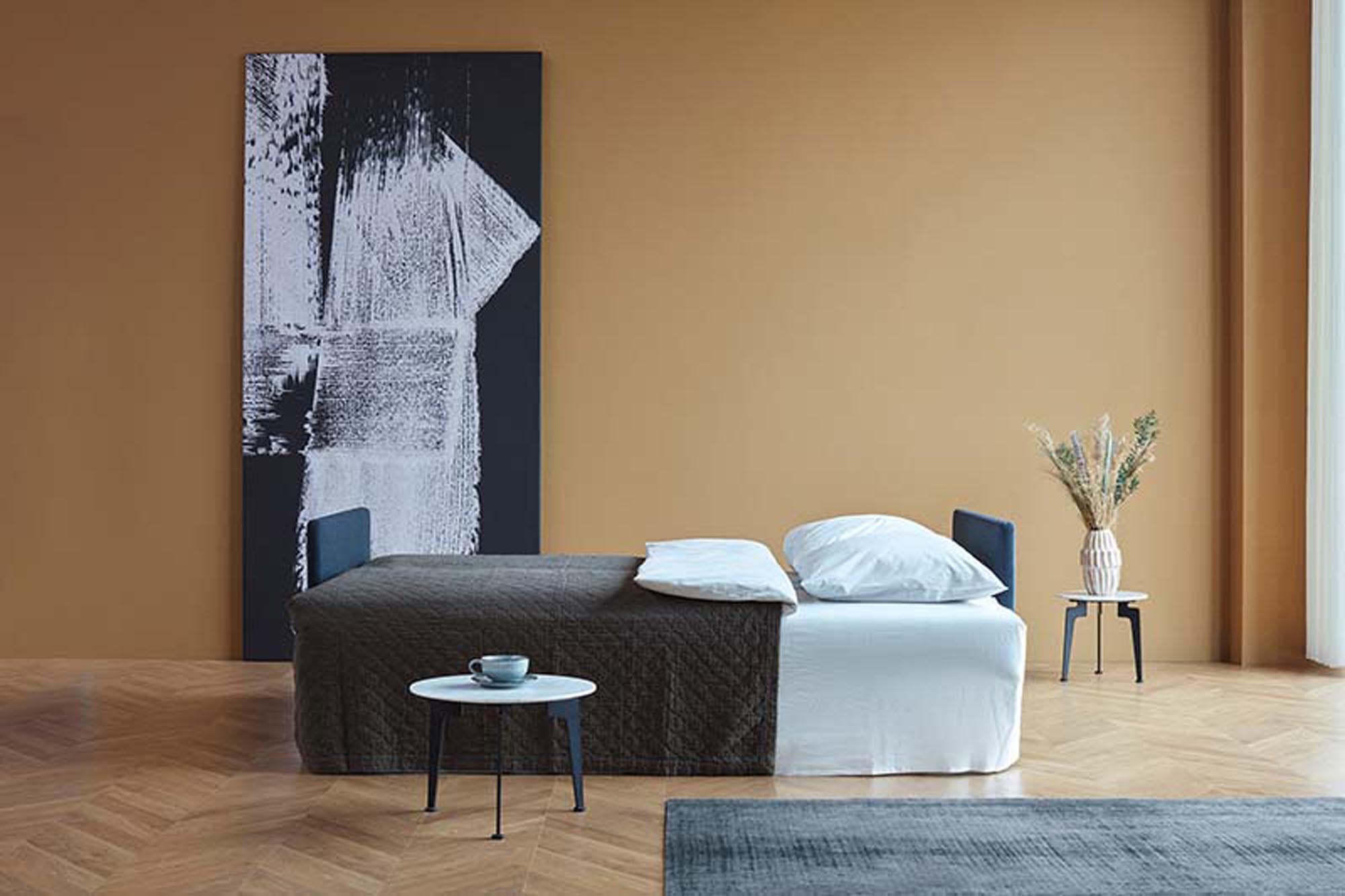 Nordham Bettsofa von Innovation Living: Elegantes, multifunktionales Möbelstück für jeden Raum, das Komfort und Stil vereint.