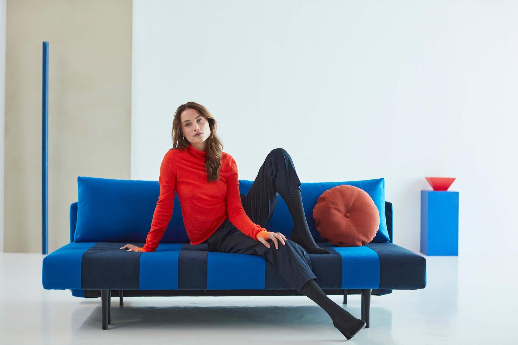 Entdecken Sie das Conlix Patchwork Bettsofa von Innovation Living: stilvolles Design, vielseitig einsetzbar, pflegeleichte Bezüge, perfekt für kompakte Räume.