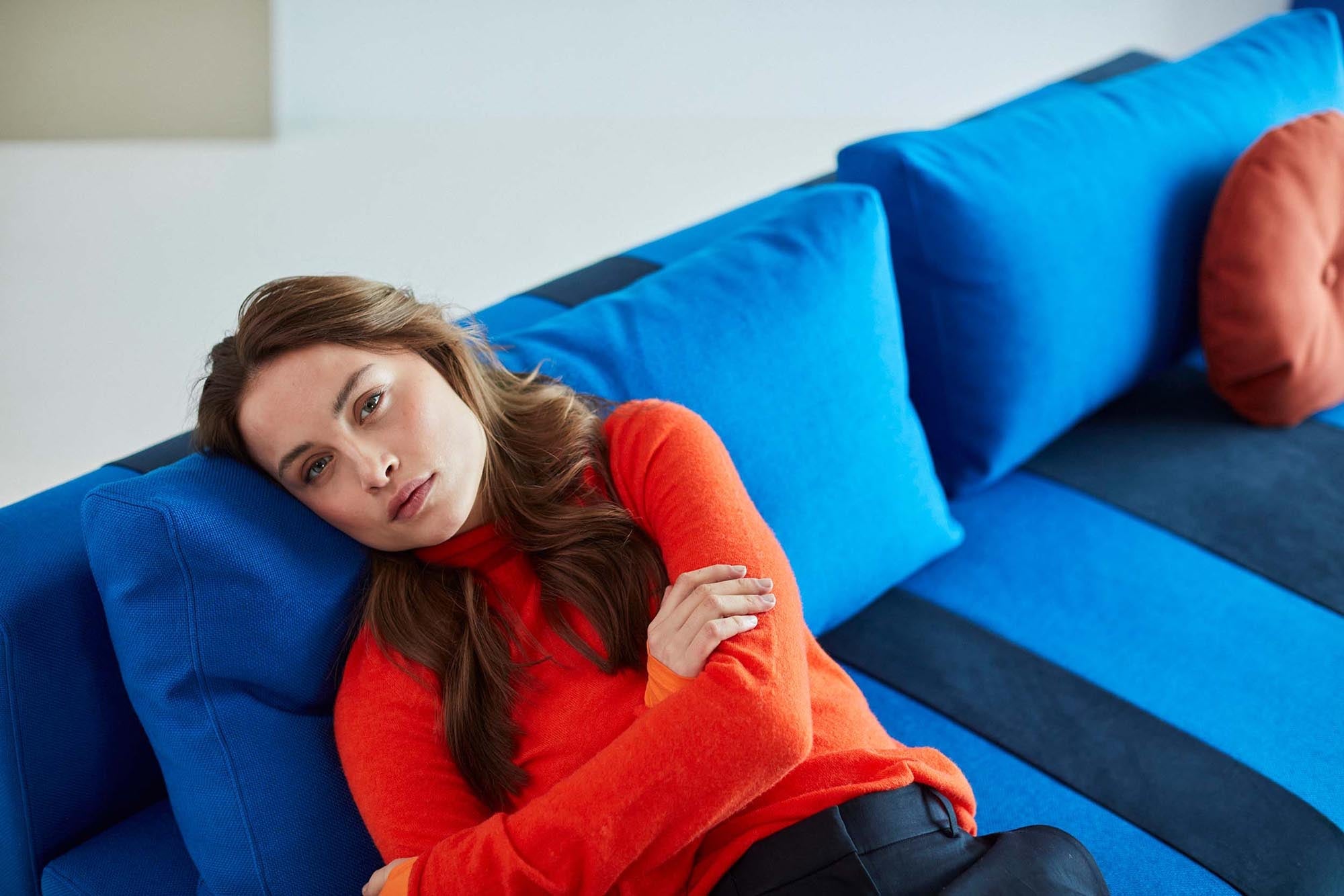 Erleben Sie das Conlix Patchwork Bettsofa von Innovation Living: modernes Design, multifunktional, leicht zu reinigen, ideal für kleine Wohnungen.