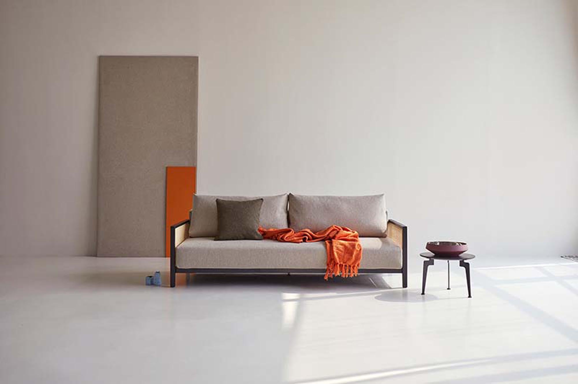 Entdecken Sie das Narvi Bettsofa von Innovation Living: Elegantes Design trifft auf vielseitige Nutzung. Ideal für kleine Räume und Übernachtungsgäste.
