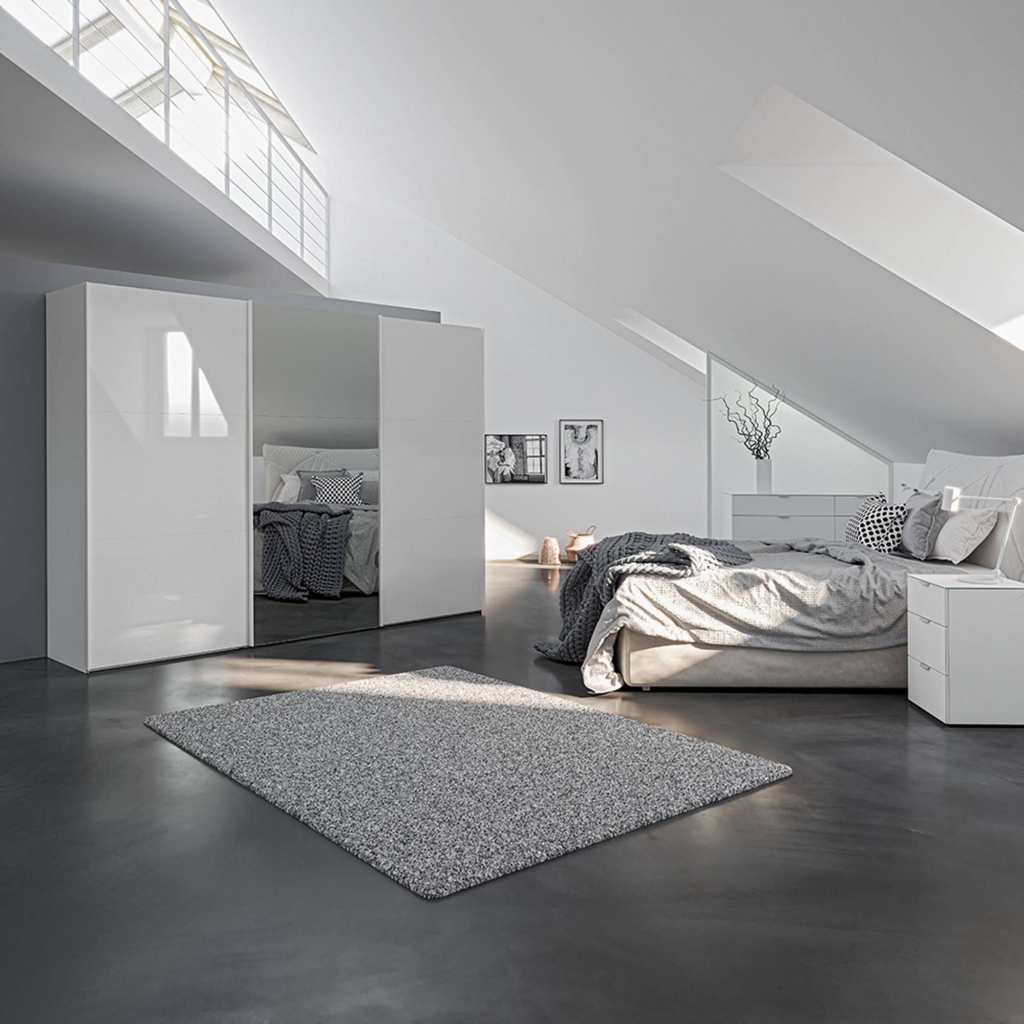 Grosser Schwebetürenschrank in Weiss mit Spiegel und Zubehör von Jutzler.