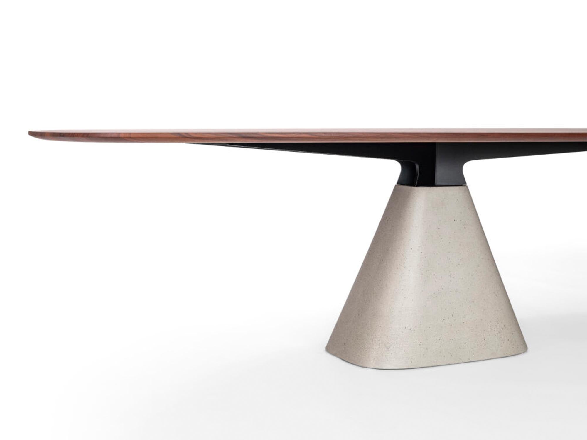 Der ovale Tisch Bridge in Creme von Mobimex vereint stilvolle Ästhetik mit praktischer Vielseitigkeit für Ihr Zuhause.