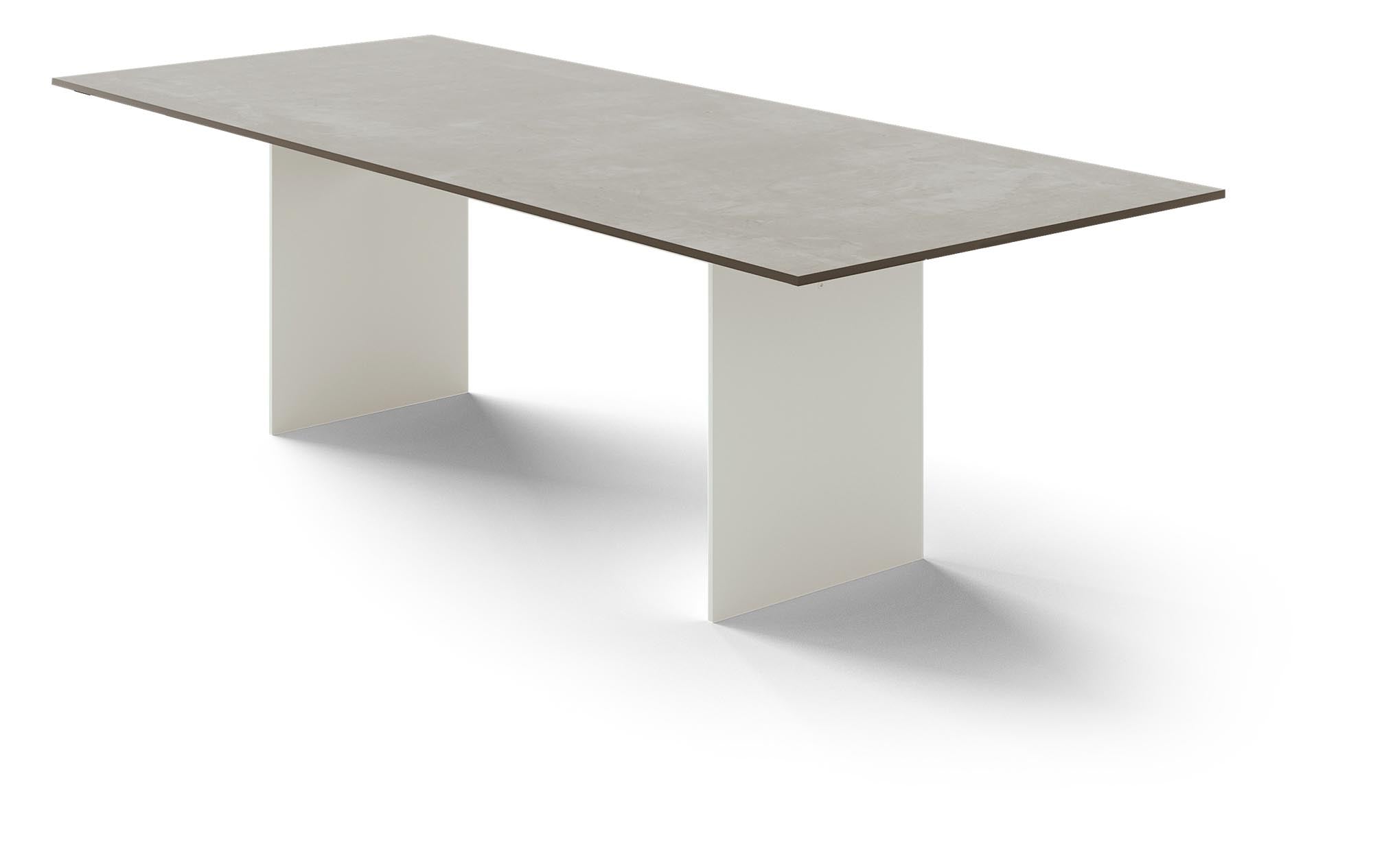 Tix Outside Keramik: Ästhetik trifft Funktionalität. Aluminium/Stahl-Struktur mit warmer Holzplatte für stilvolle Aussenbereiche.