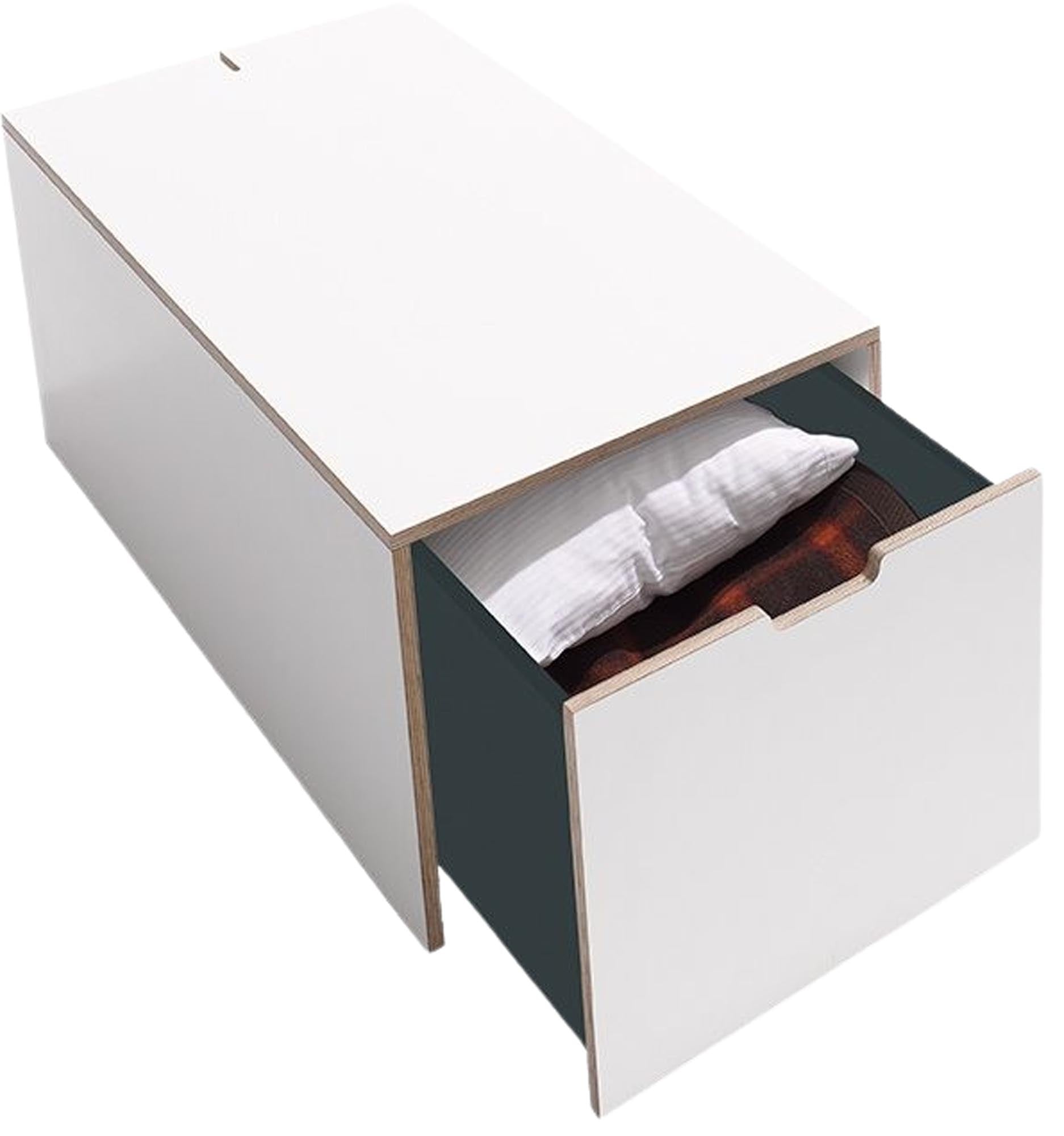 Bettkasten16 von Müller Möbelwerkstätten: Eleganter Stauraum mit praktischem Schubkasten für ein klassisches Wohnambiente.