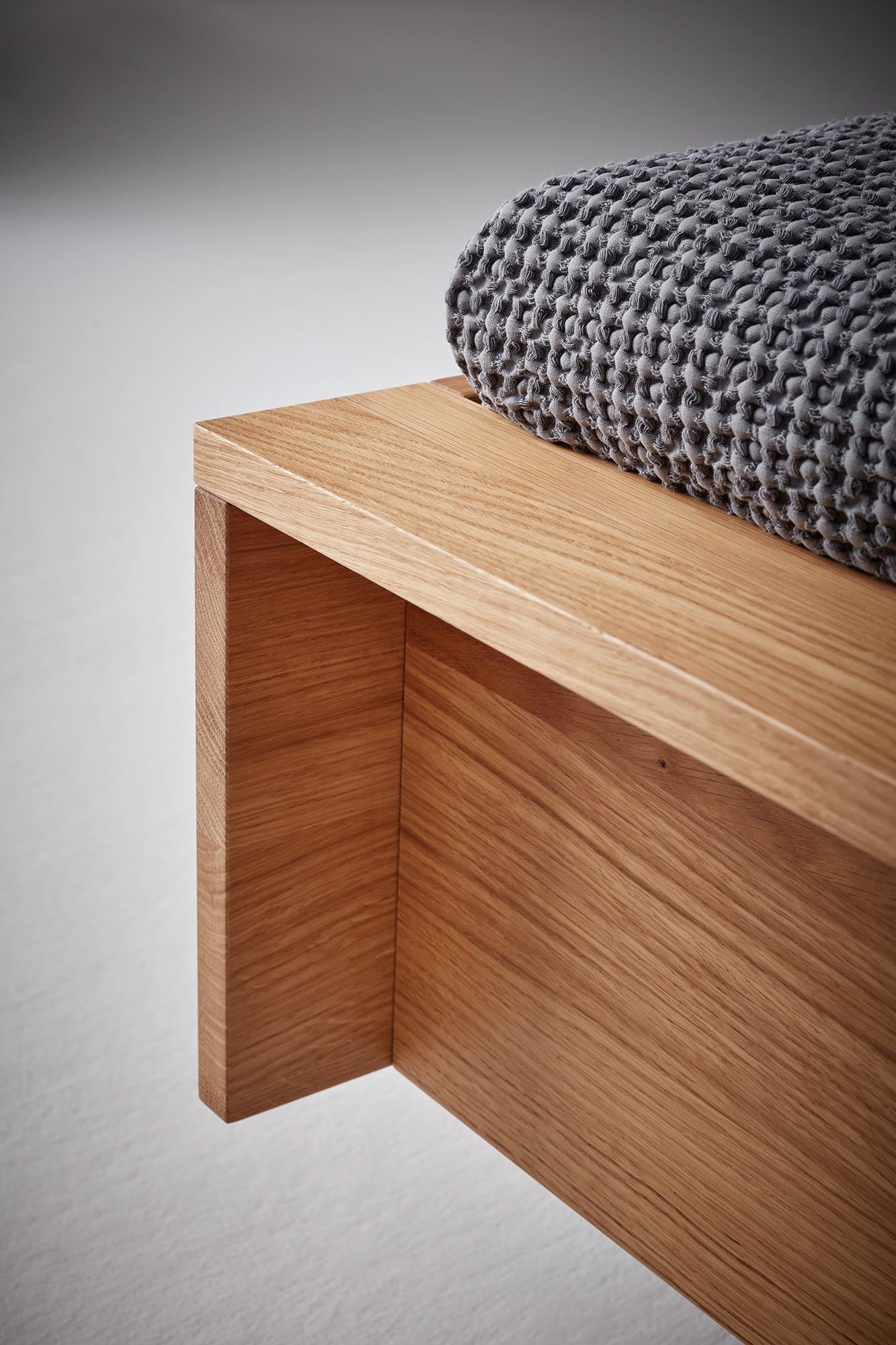 FLAI Einzelbett von Müller Möbelwerkstätten: Elegantes Design in Komforthöhe mit stilvollem Kopfteil für optimalen Schlafkomfort.