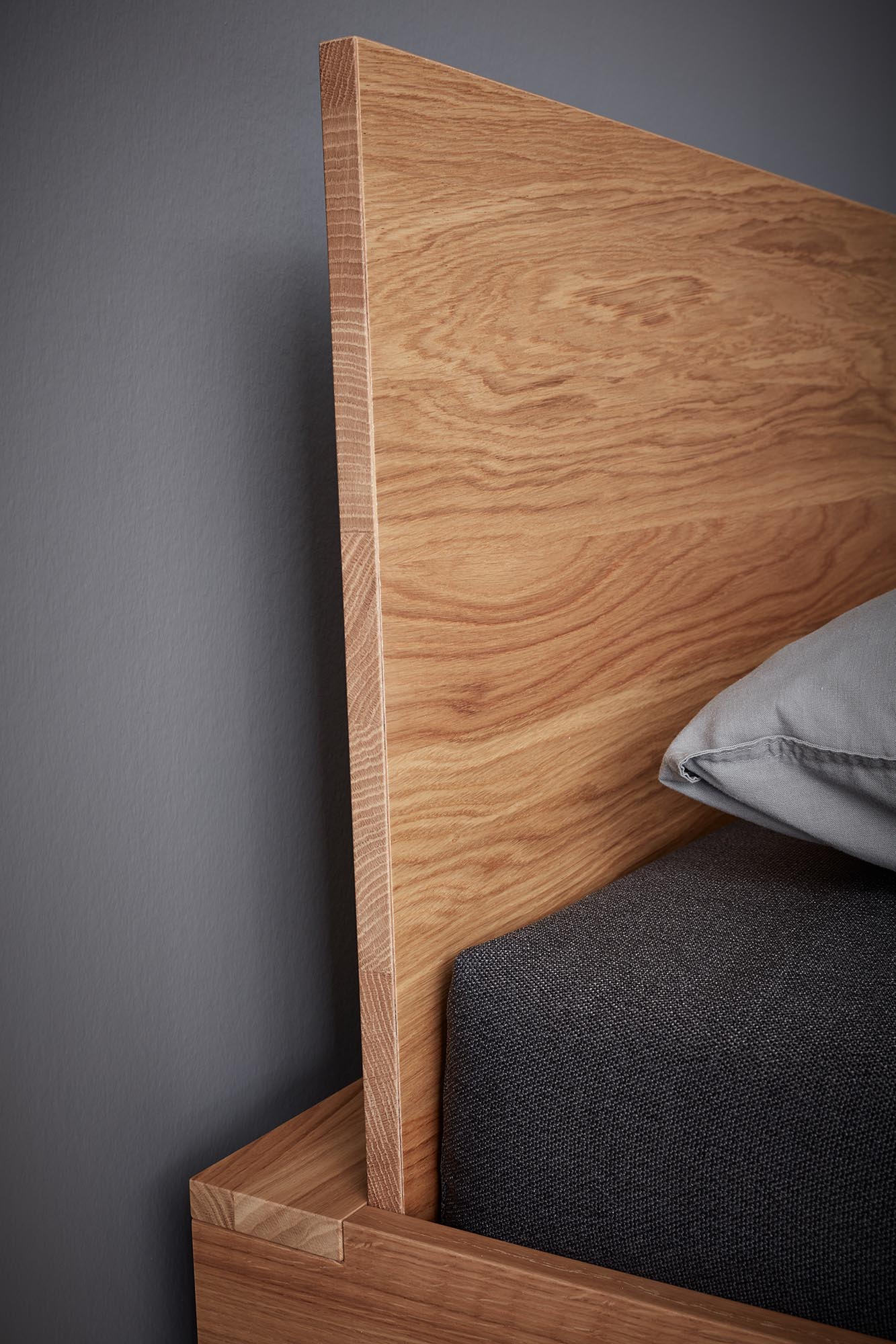 Elegantes FLAI Kopfteil aus massivem Eichenholz für Doppelbetten. Ideal für stilvolle Schlafzimmergestaltung und hohen Komfort.