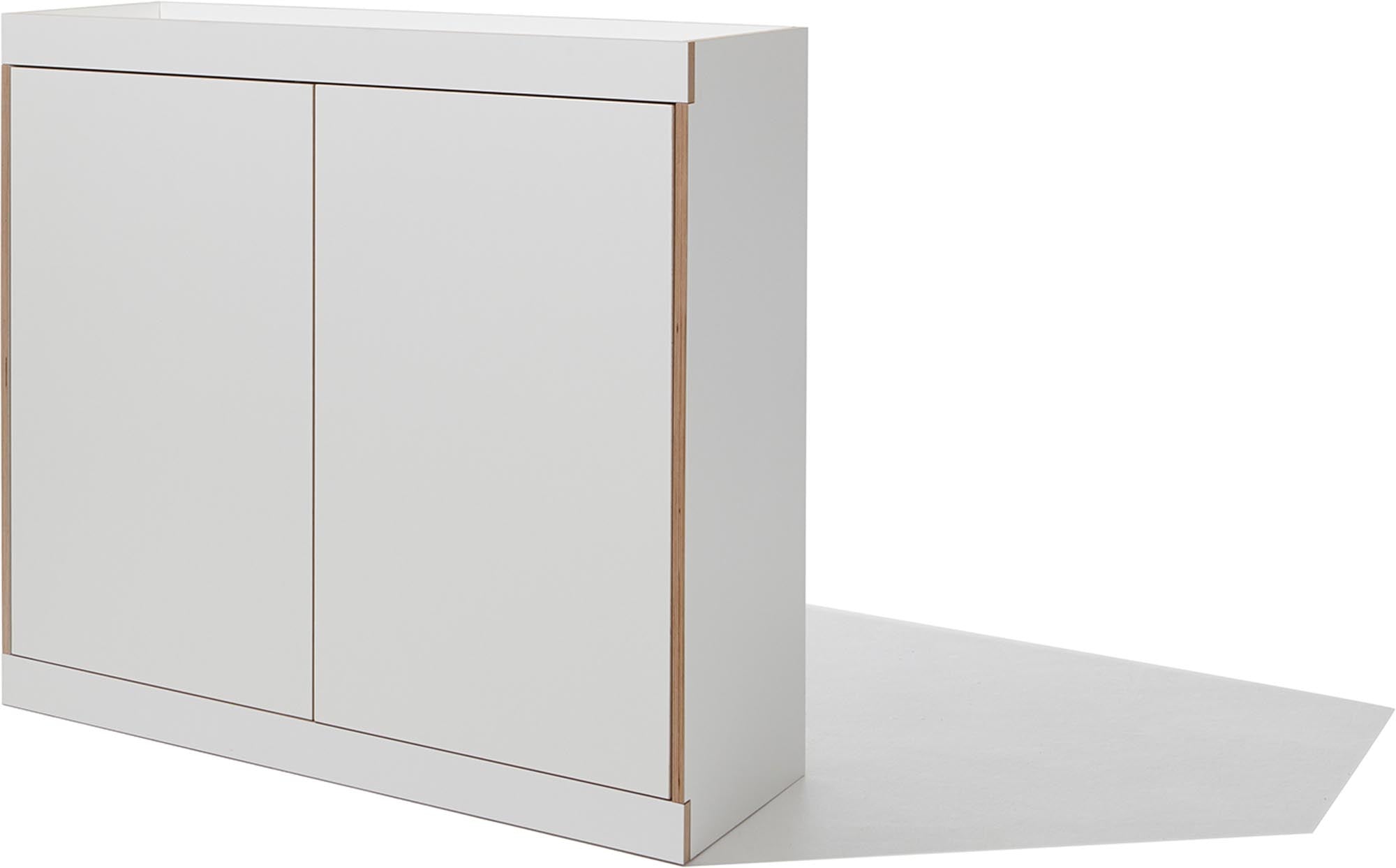 Entdecke die FLAI Kommode von Müller Möbelwerkstätten: Schlichte Eleganz, flexible Nutzung und modernes Kabelmanagement für jeden Raum.