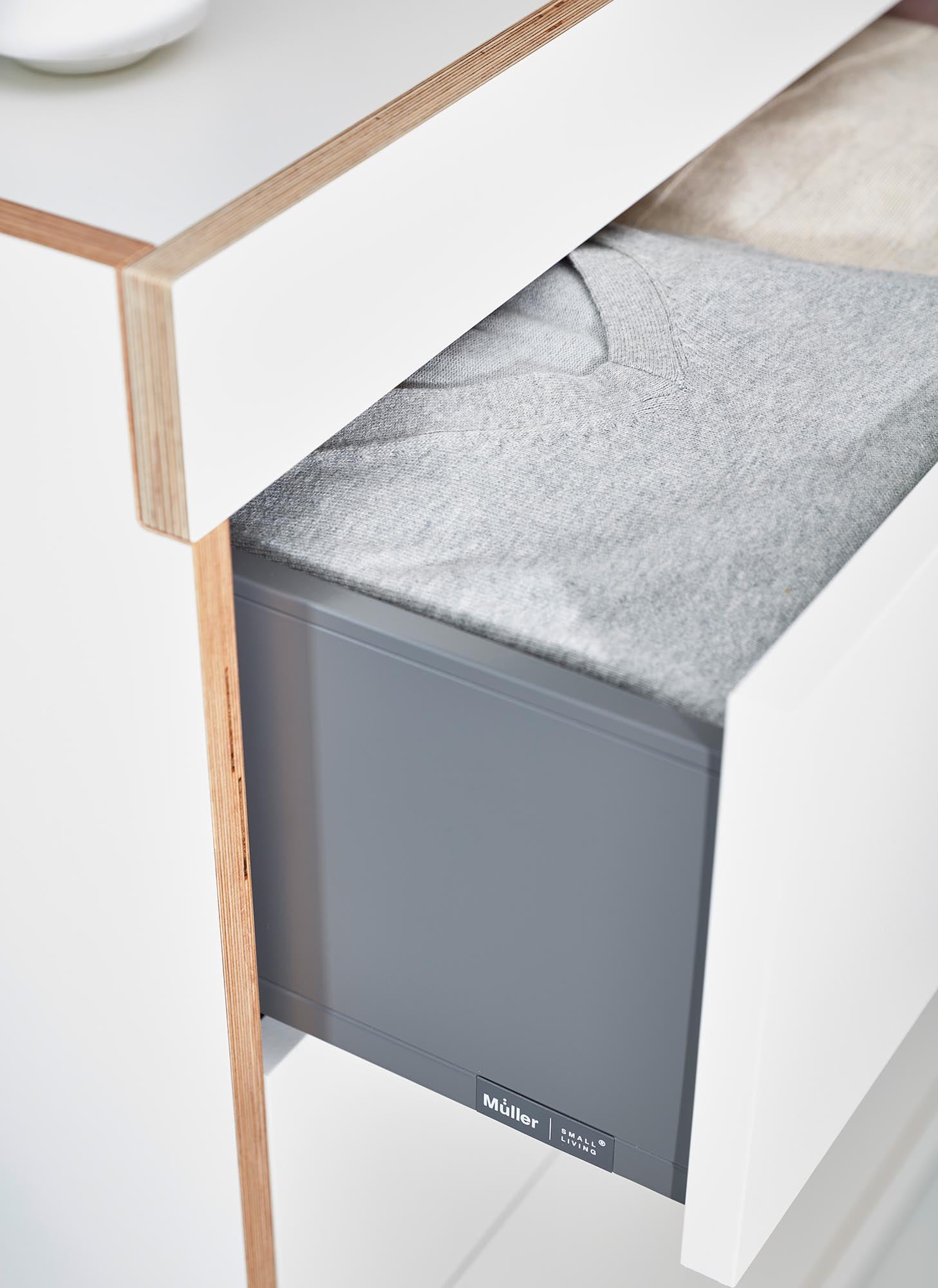 Moderne FLAI Kommode mit 4 Schubladen von Müller Möbelwerkstätten.