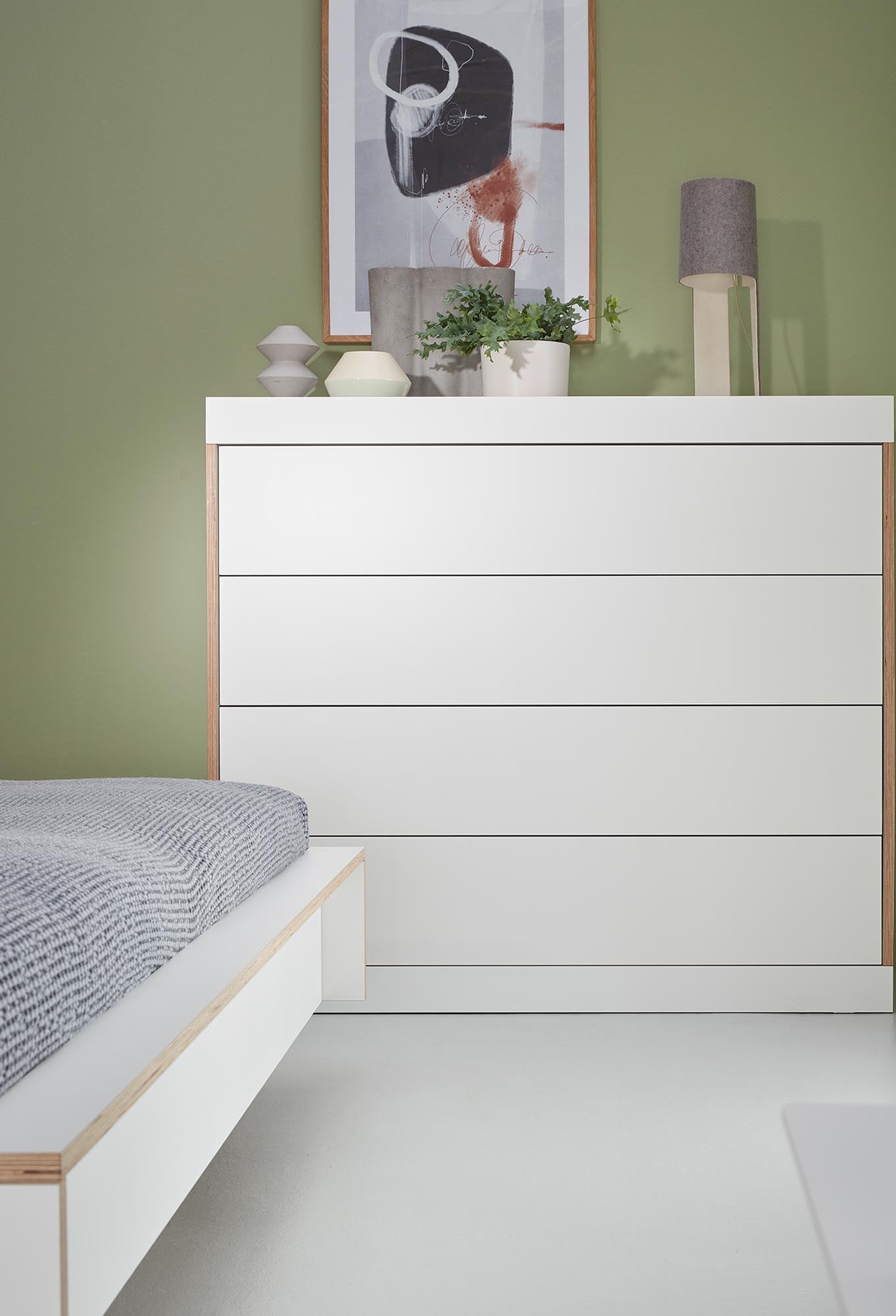 Entdecken Sie die FLAI Kommode von Müller Möbelwerkstätten: Elegantes Design, praktische Schubkästen und durchdachte Funktionen für Ihr Zuhause.