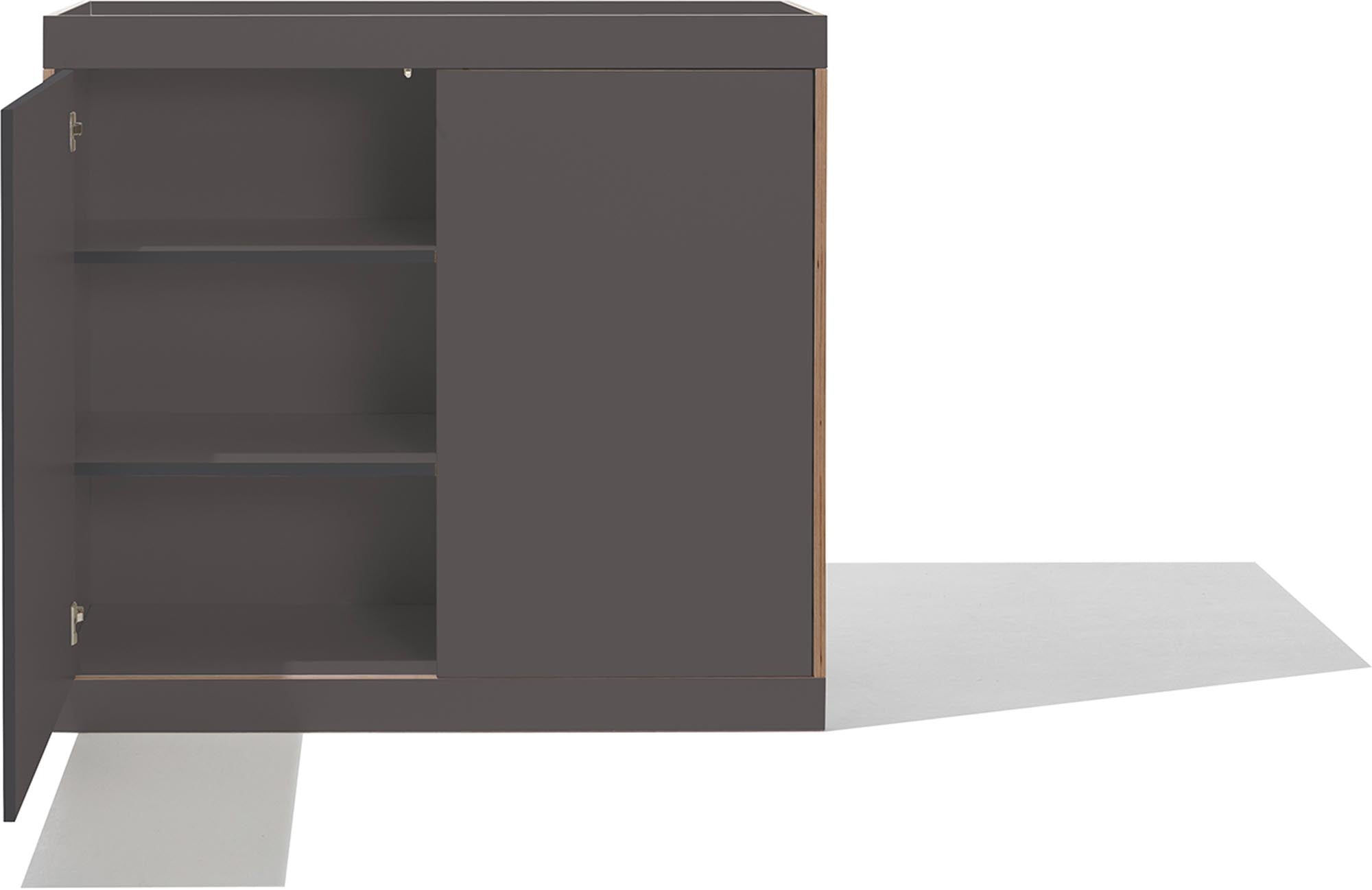 Die FLAI Kommode von Müller Möbelwerkstätten vereint modernes Design mit praktischen Funktionen. Mit zwei Türen, cleverem Kabelmanagement und stilvollen Add-Ons ist sie die perfekte Ergänzung für dein Zuhause.