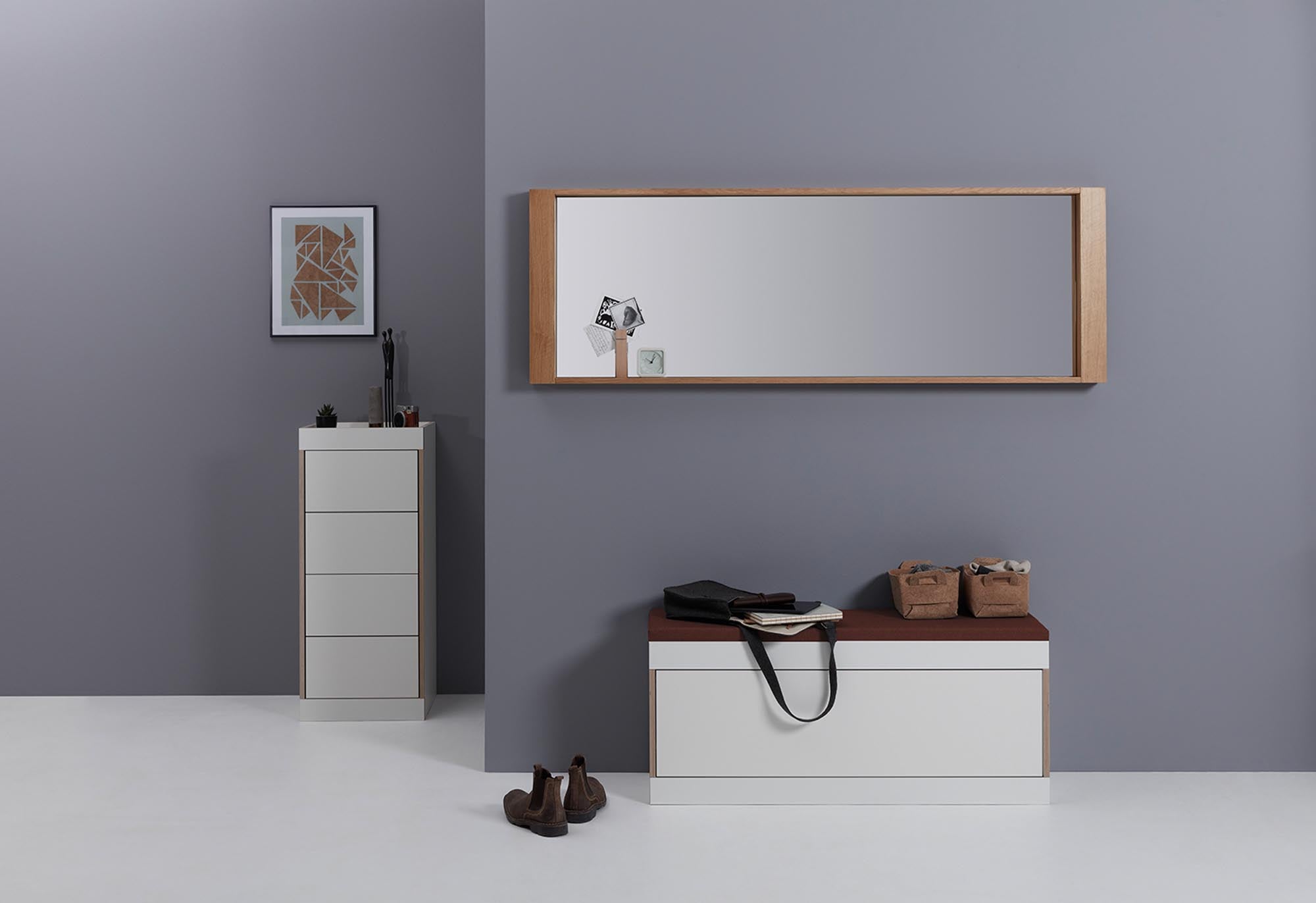 FLAI Schuhbank: Vielseitig, geradlinig, mit Stauraum und gepolsterter Sitzfläche. Helles Birkenschichtholz, CPL-Beschichtung.