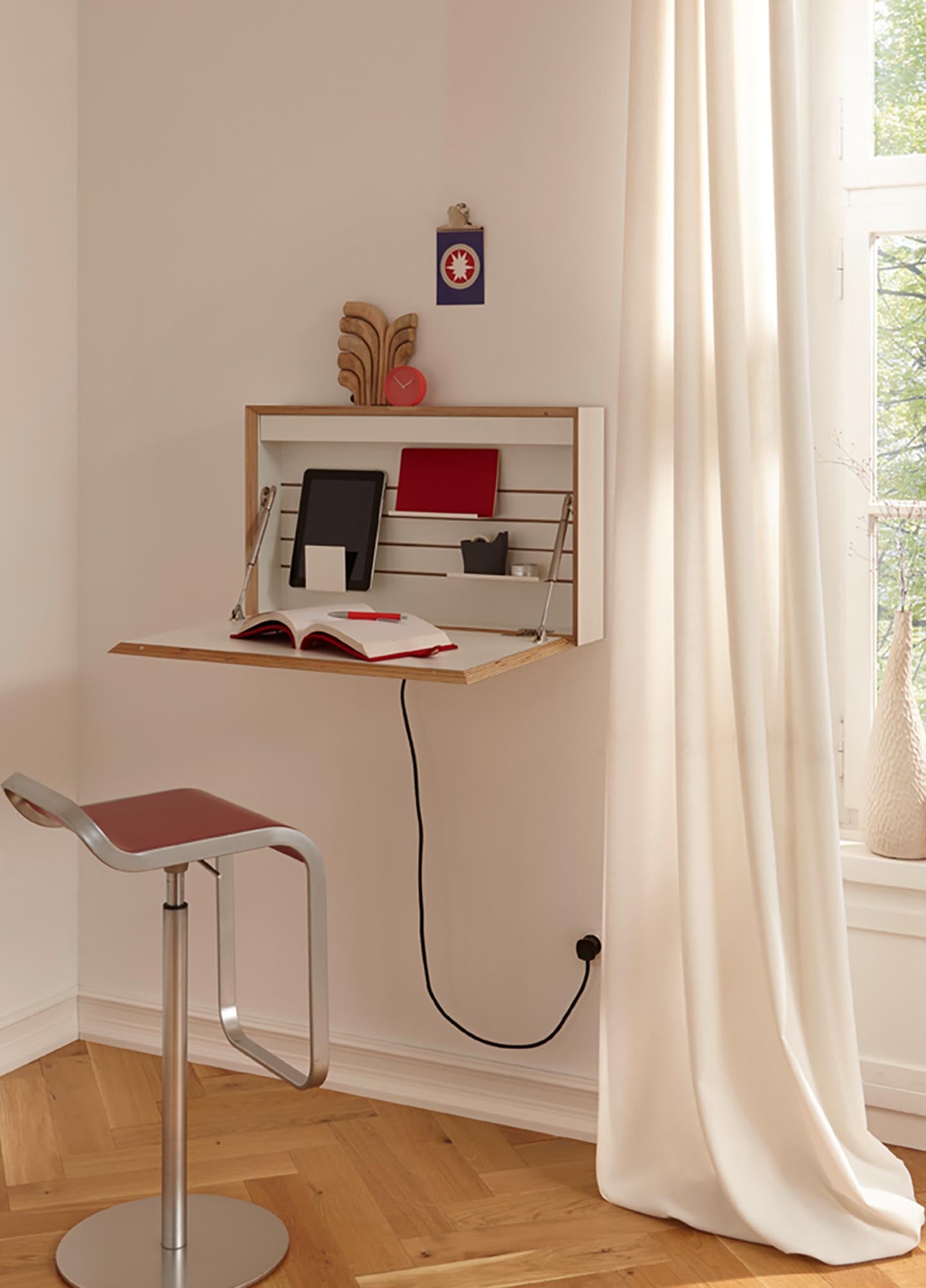 Die FLATBOX von Müller Möbelwerkstätten: Flexibles Wandmöbel mit LED-Beleuchtung, USB-Anschlüssen und induktiver Ladestation für jeden Arbeitsplatz.