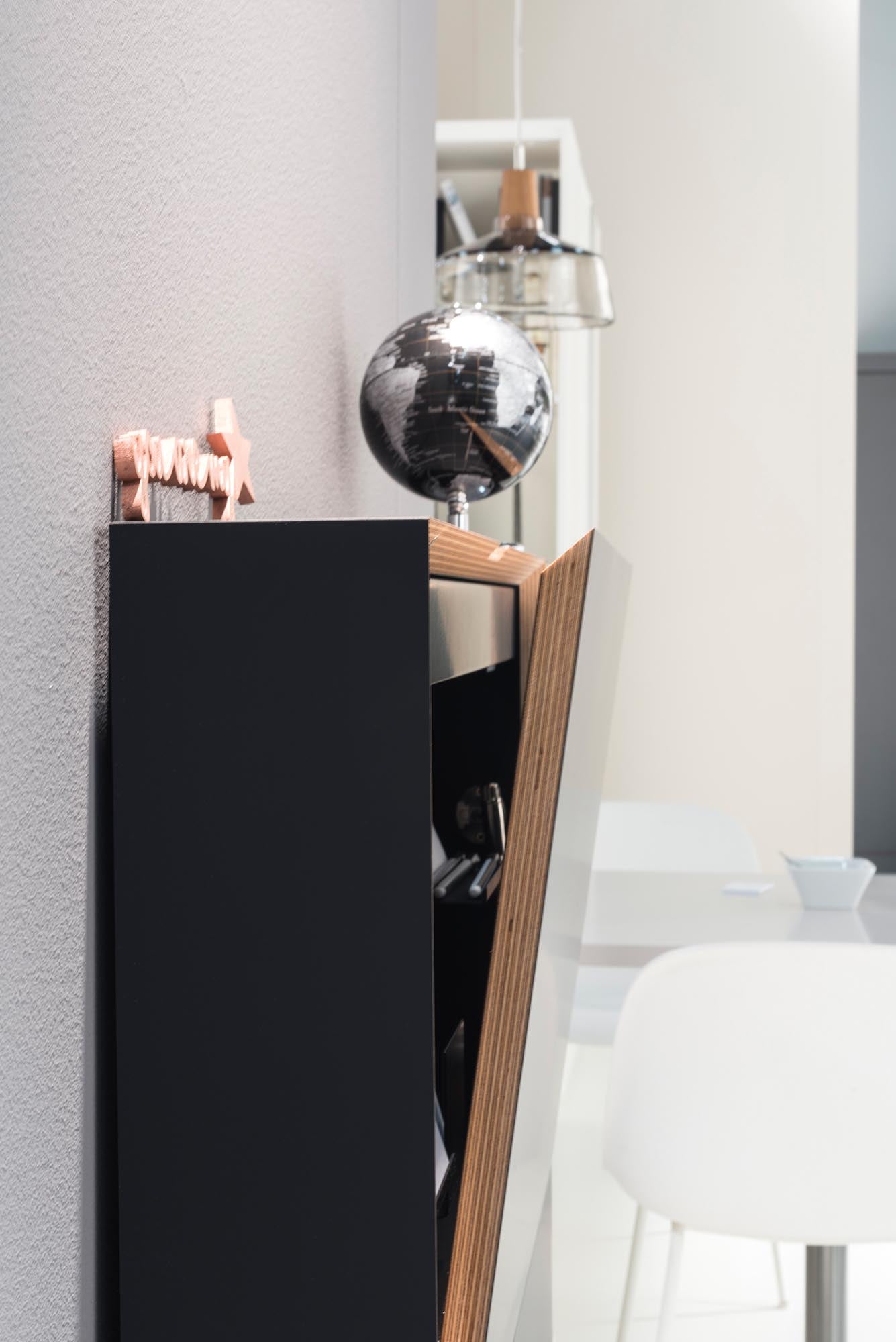 Stilvoller Flatmate Sekretär mit Technikpaket für kreatives Arbeiten.