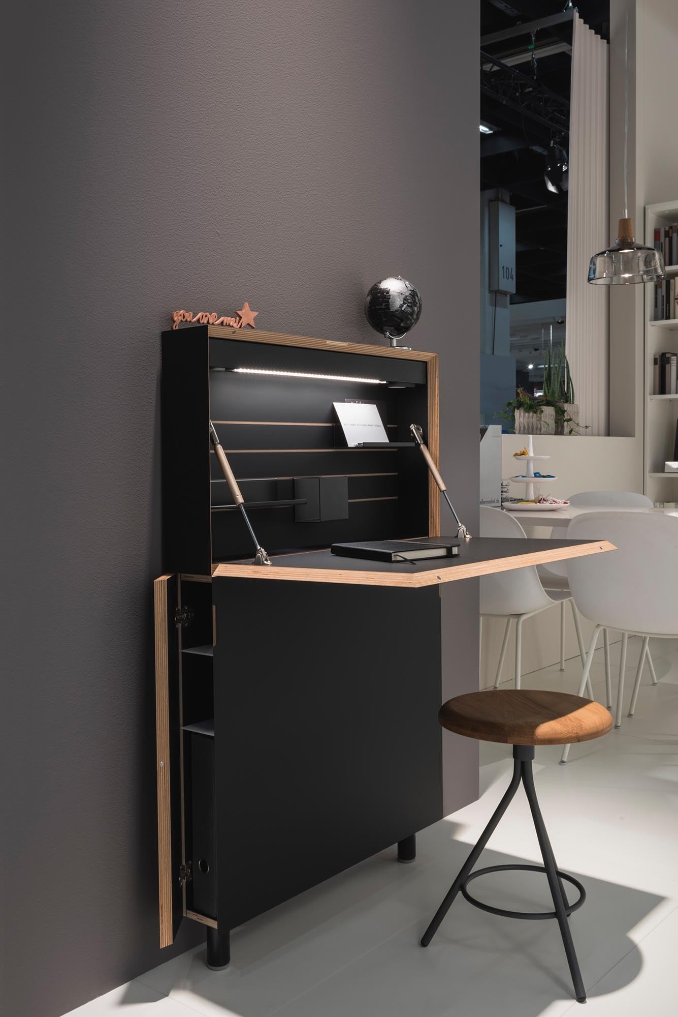 Stylischer Flatmate Sekretär von Müller Möbelwerkstätten, ideal für effizientes Arbeiten im Homeoffice mit integriertem Technikpaket.