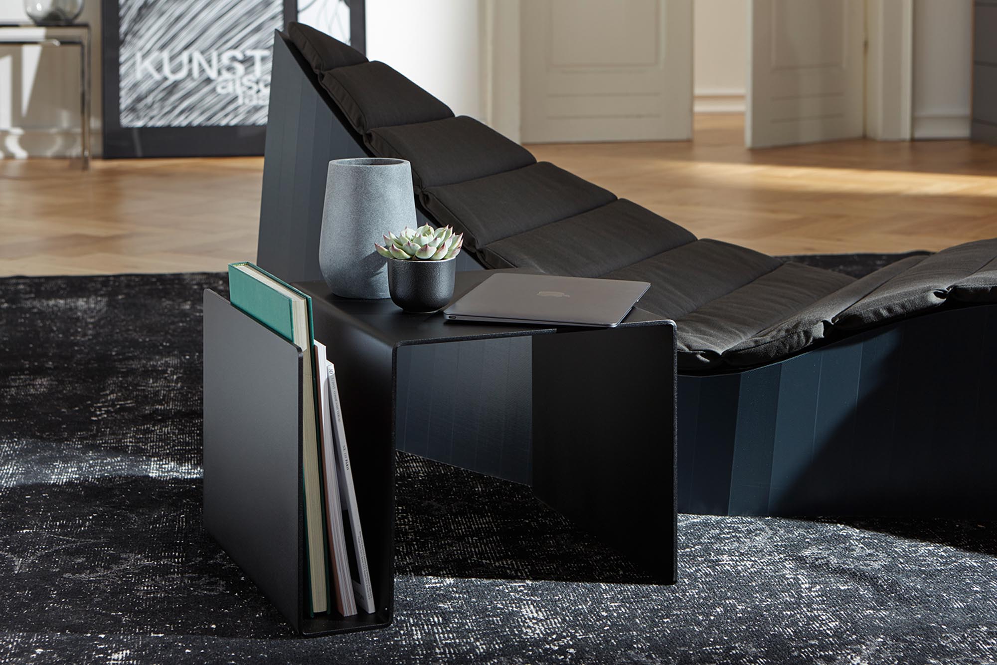 Entdecken Sie den HUK Beistelltisch von Müller Möbelwerkstätten – stilvoll, praktisch und perfekt für jeden Raum. Ideal für drinnen und draußen.