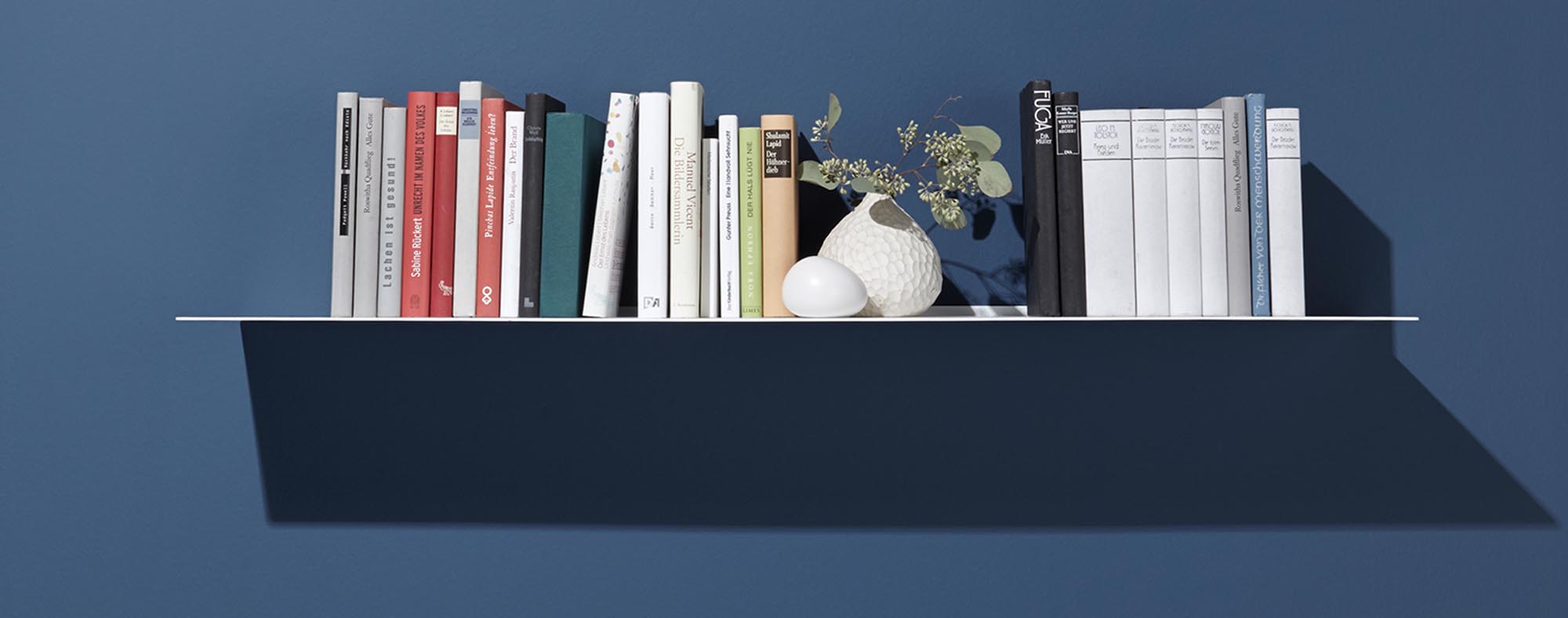 Entdecken Sie das LYN Wandregal von Müller Möbelwerkstätten – stilvolle und funktionale Lösung für Ihr Zuhause.