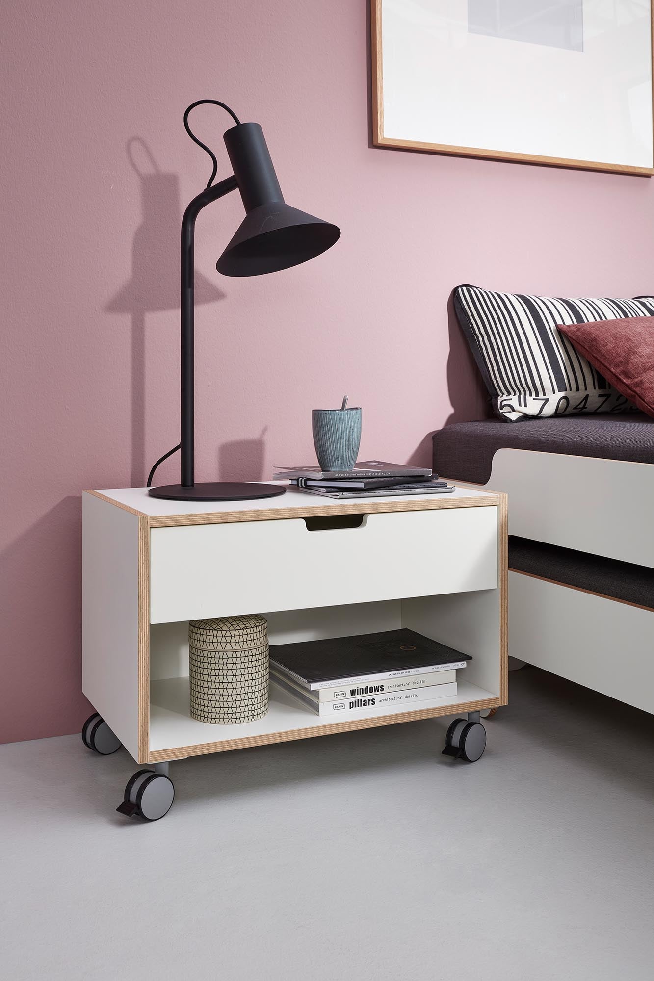 Entdecken Sie den modularen Nachttisch von Müller Möbelwerkstätten – stilvolles Design und flexible Nutzung für Ihr Schlafzimmer.