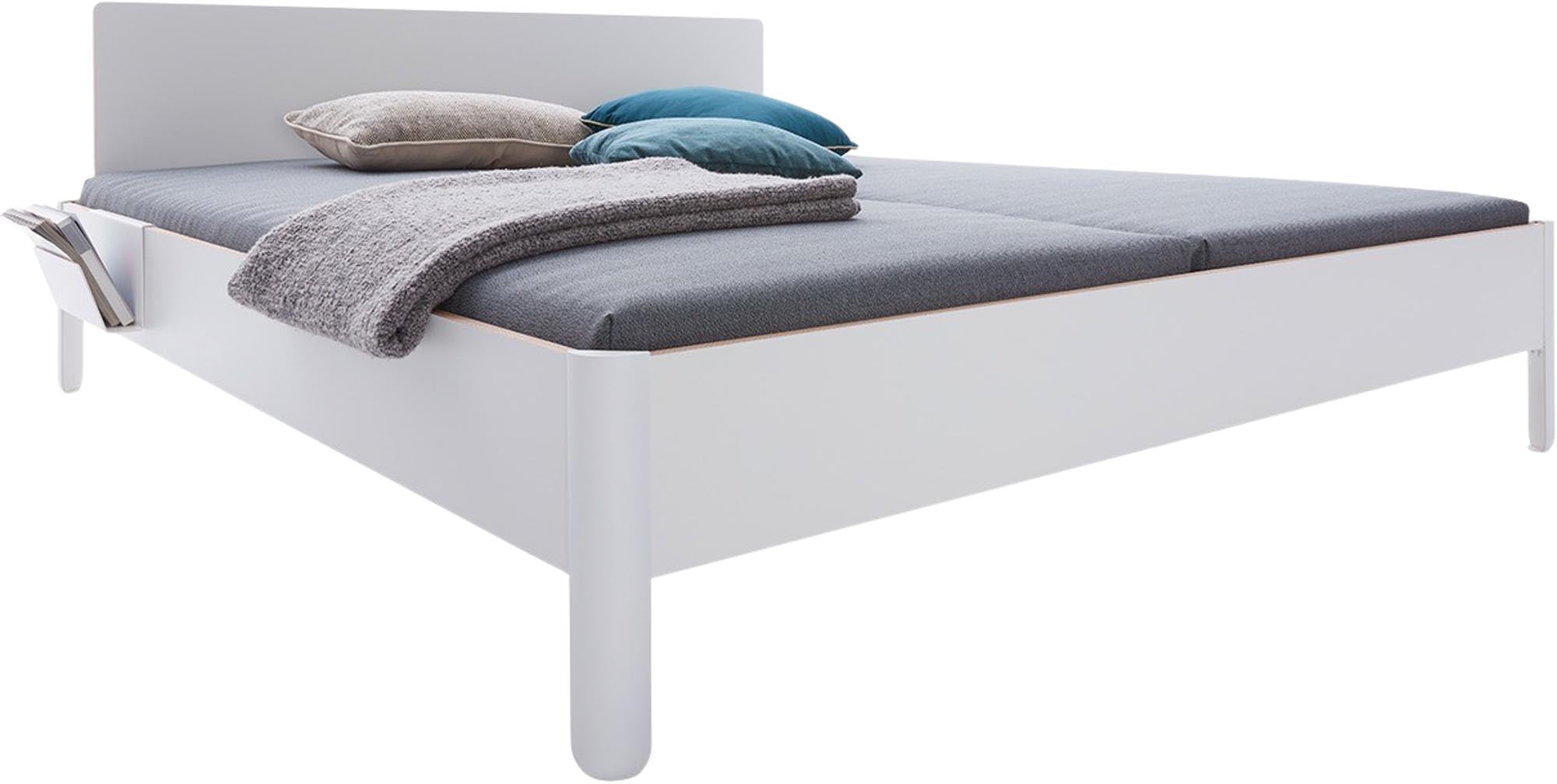 Das Nait Doppelbett von Müller Möbelwerkstätten besticht durch minimalistisches Design, stabile Aluminiumfüsse und vielfältige Farboptionen.