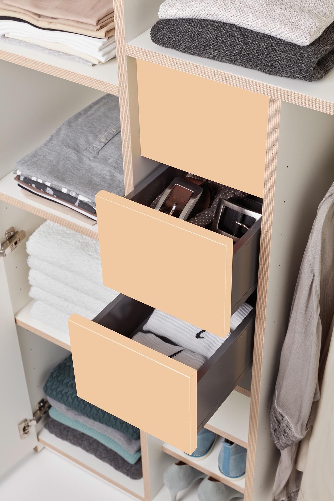 Plane Schrank V2 von Müller Möbelwerkstätten: Eleganter Stauraum für modernes Wohnen, der Funktionalität und Design vereint.