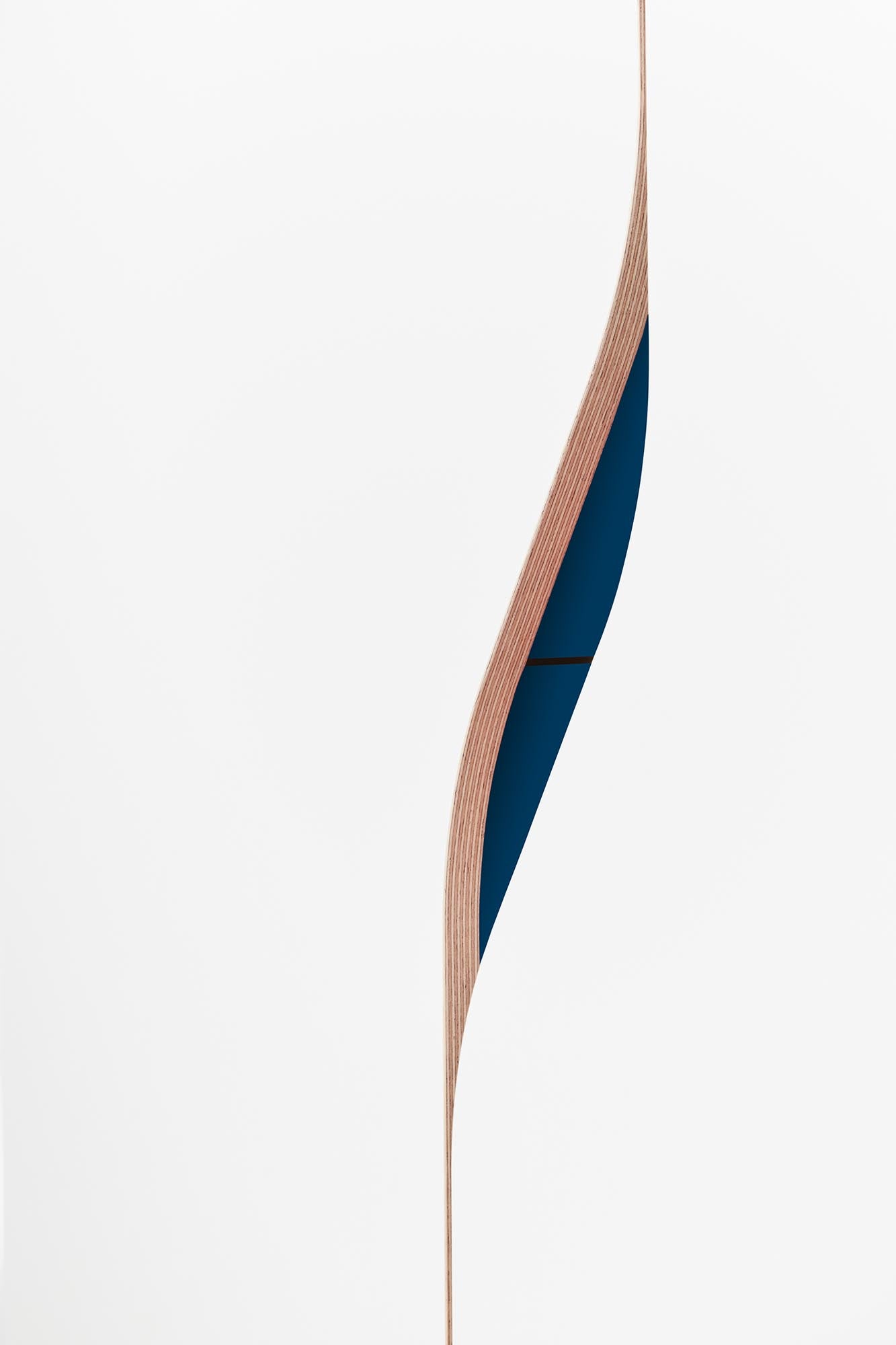 Der Plane Schrank V2 von Müller Möbelwerkstätten vereint stilvolle Ästhetik mit funktionalem Stauraum – ideal für jedes moderne Zuhause.