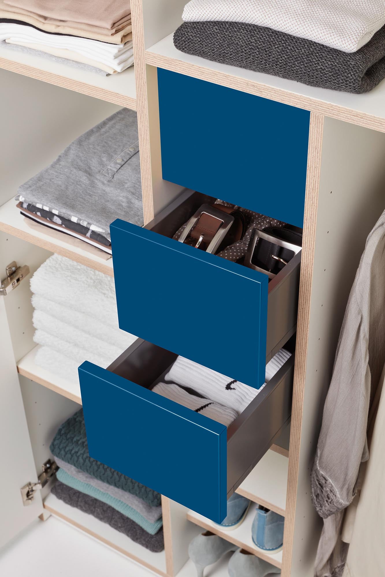 Plane Schrank V4: Stilvoller Stauraum für zeitgemässe Inneneinrichtung.