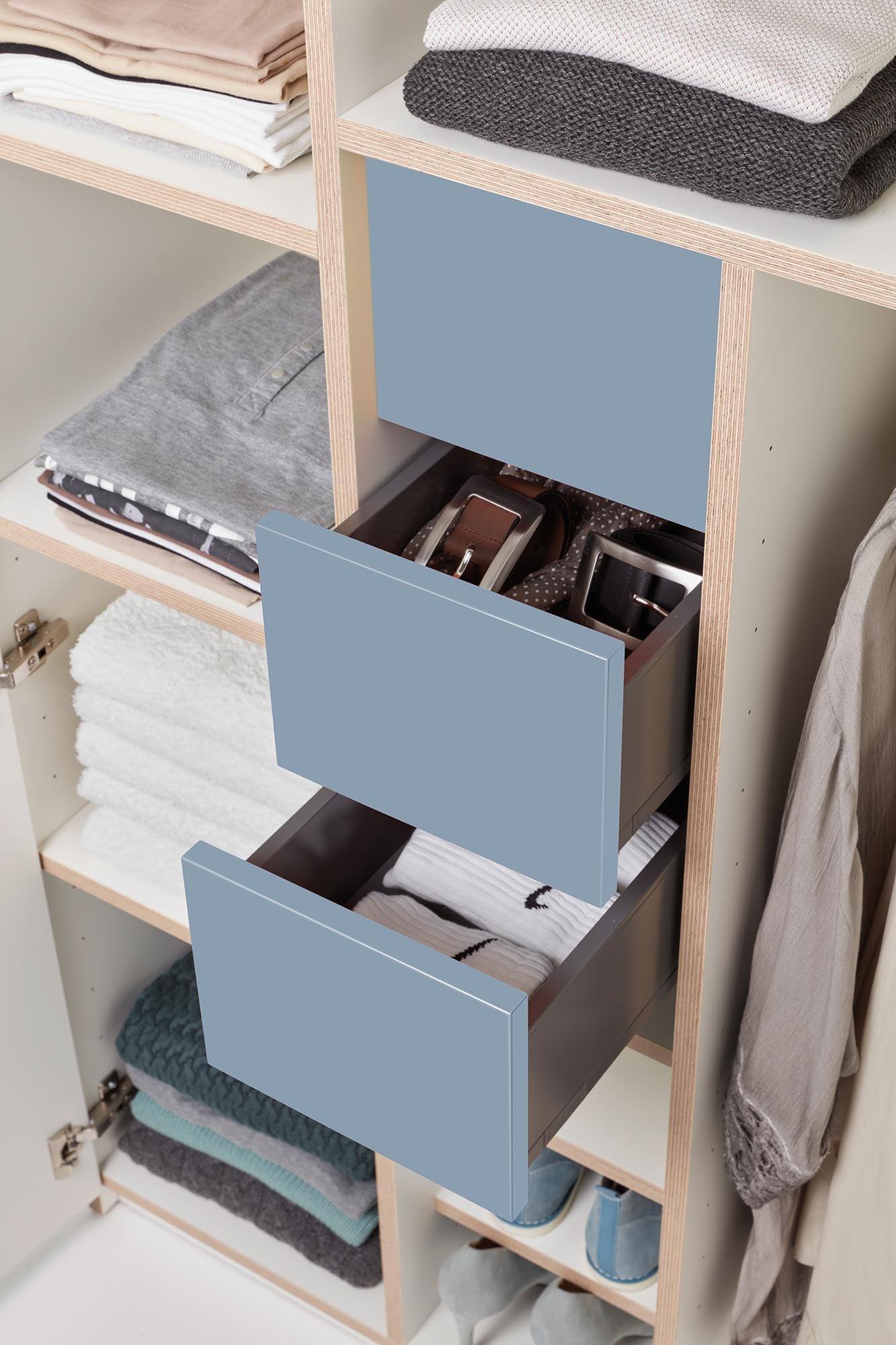 Plane Schrank V2: Elegante Raumlösung mit cleverem Stauraumkonzept.