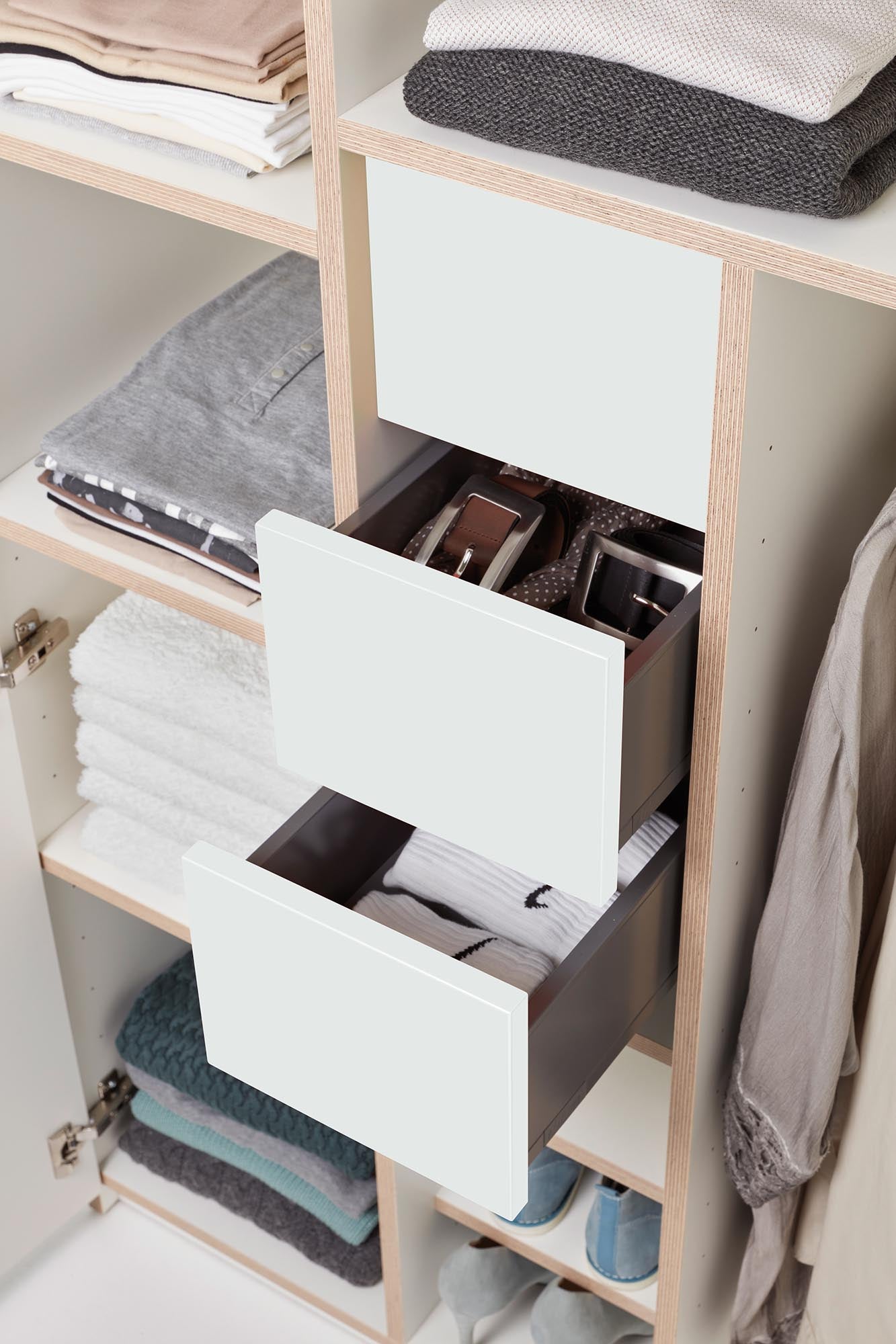 Plane Schrank V2: Innovativer Stauraum mit modernem Design und anpassbarem Innenleben für jede Garderobe.