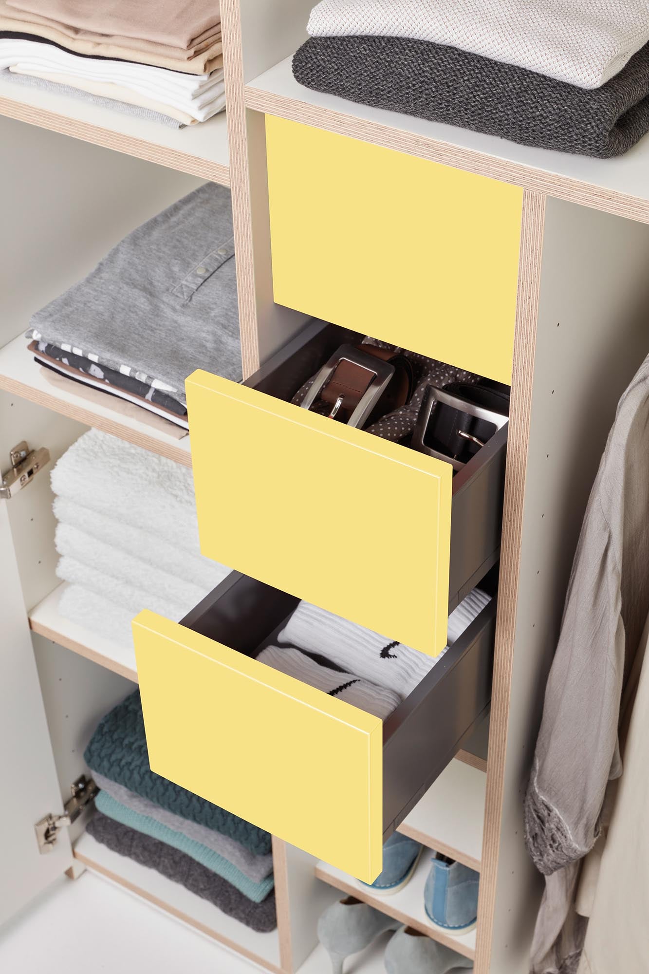 Entdecken Sie den Plane Schrank V1 von Müller Möbelwerkstätten – eine elegante und funktionale Lösung für Ihre Aufbewahrung.