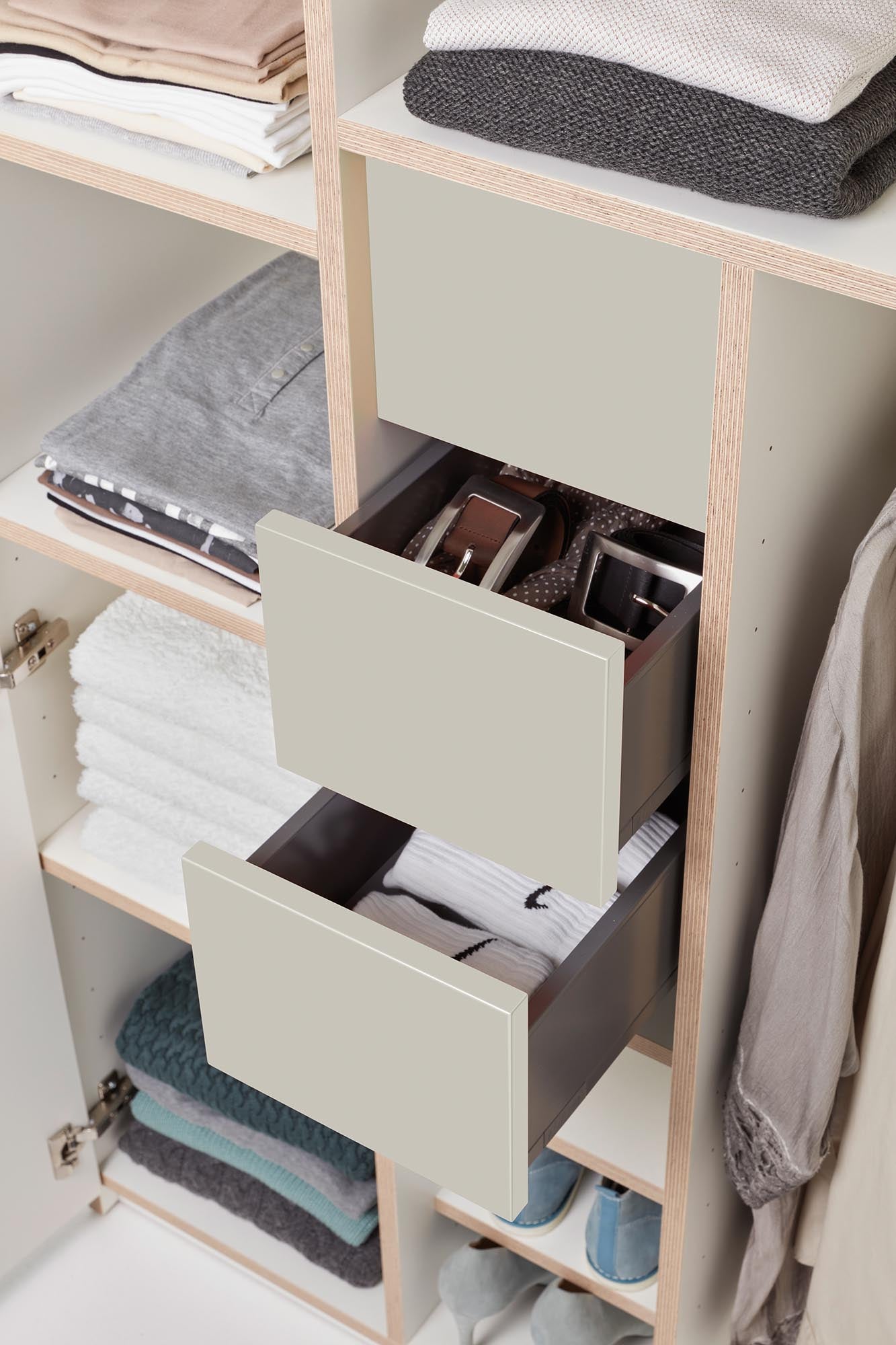 Der Plane Schrank V1 von Müller Möbelwerkstätten vereint modernes Design mit funktionaler Stauraumgestaltung für Ihr Zuhause.