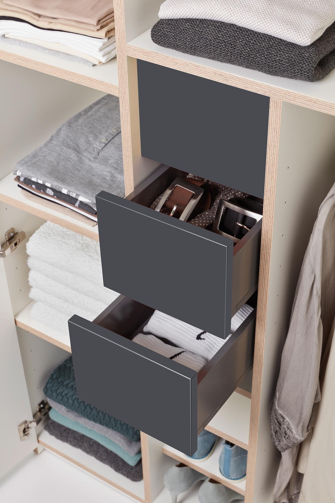 Plane Schrank V6: Moderner Stil und durchdachte Funktionalität vereinen sich in diesem geräumigen Möbelstück für jede Garderobe.