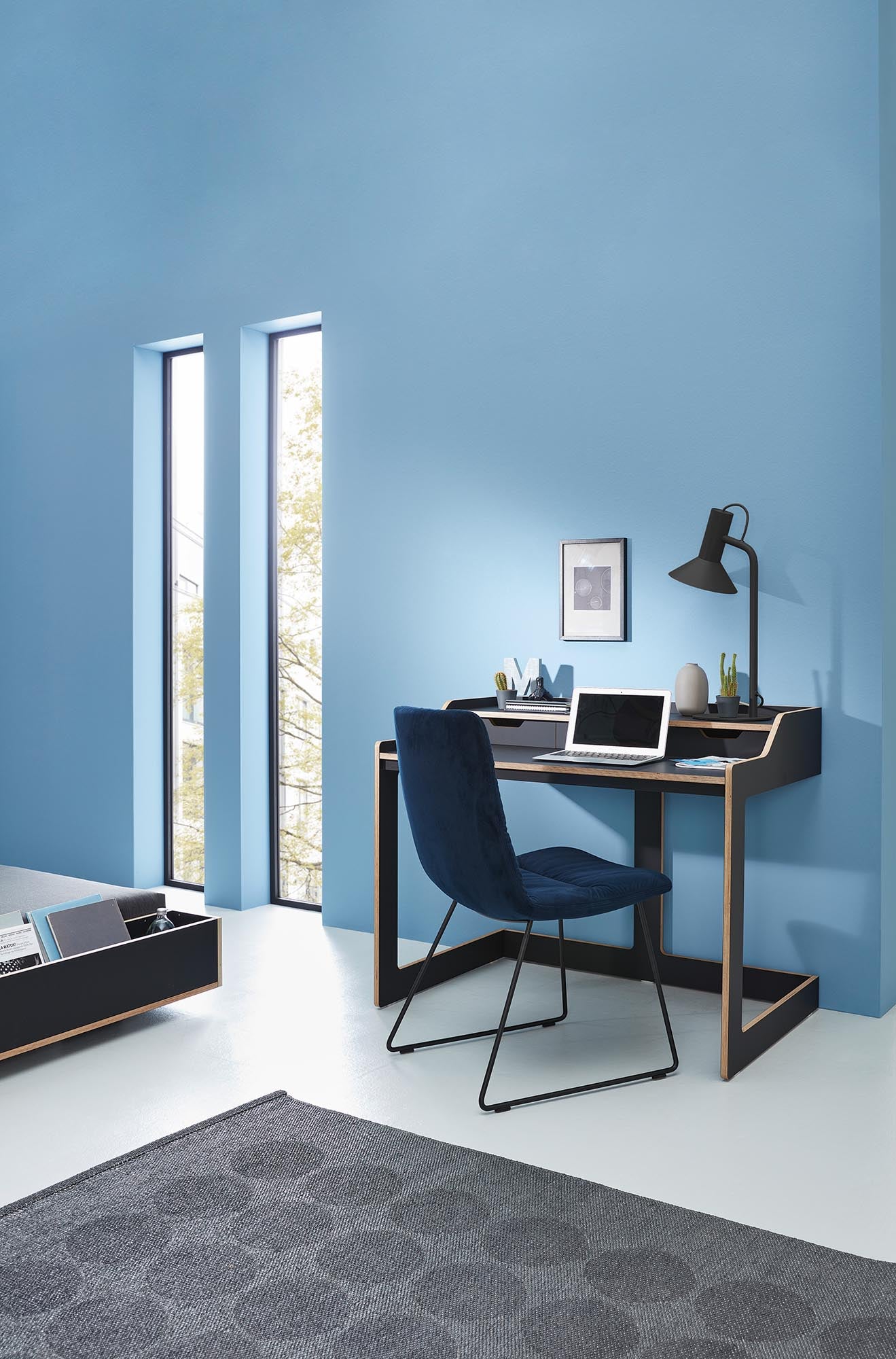 Entdecken Sie den Plane Sekretär von Müller Möbelwerkstätten – elegantes Design trifft auf praktische Nutzung für Ihr Home Office.