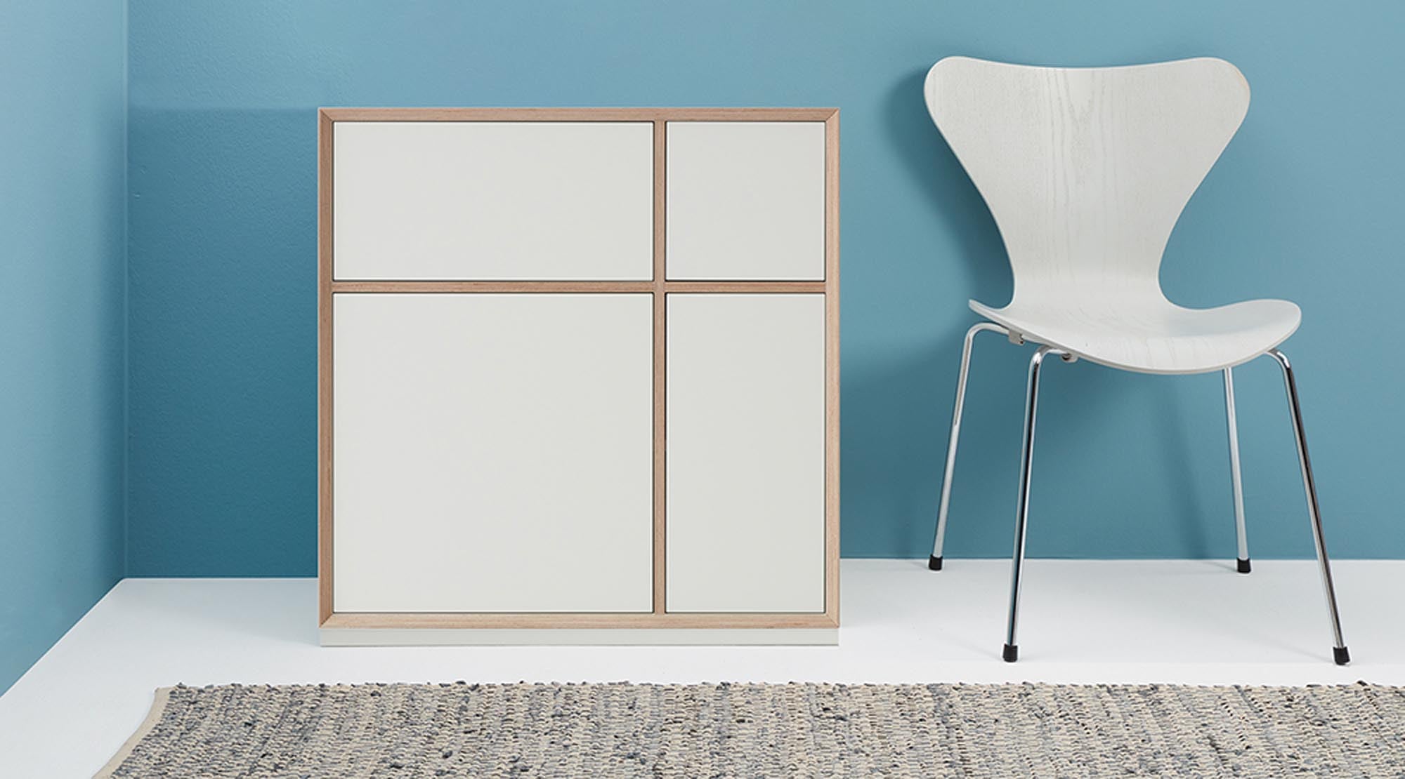 Vielseitiges VERTIKO PLY: Weisses Birkenholz, grifflos, push-to-open, als Sekretär oder Minibar nutzbar, flexibel platzierbar.