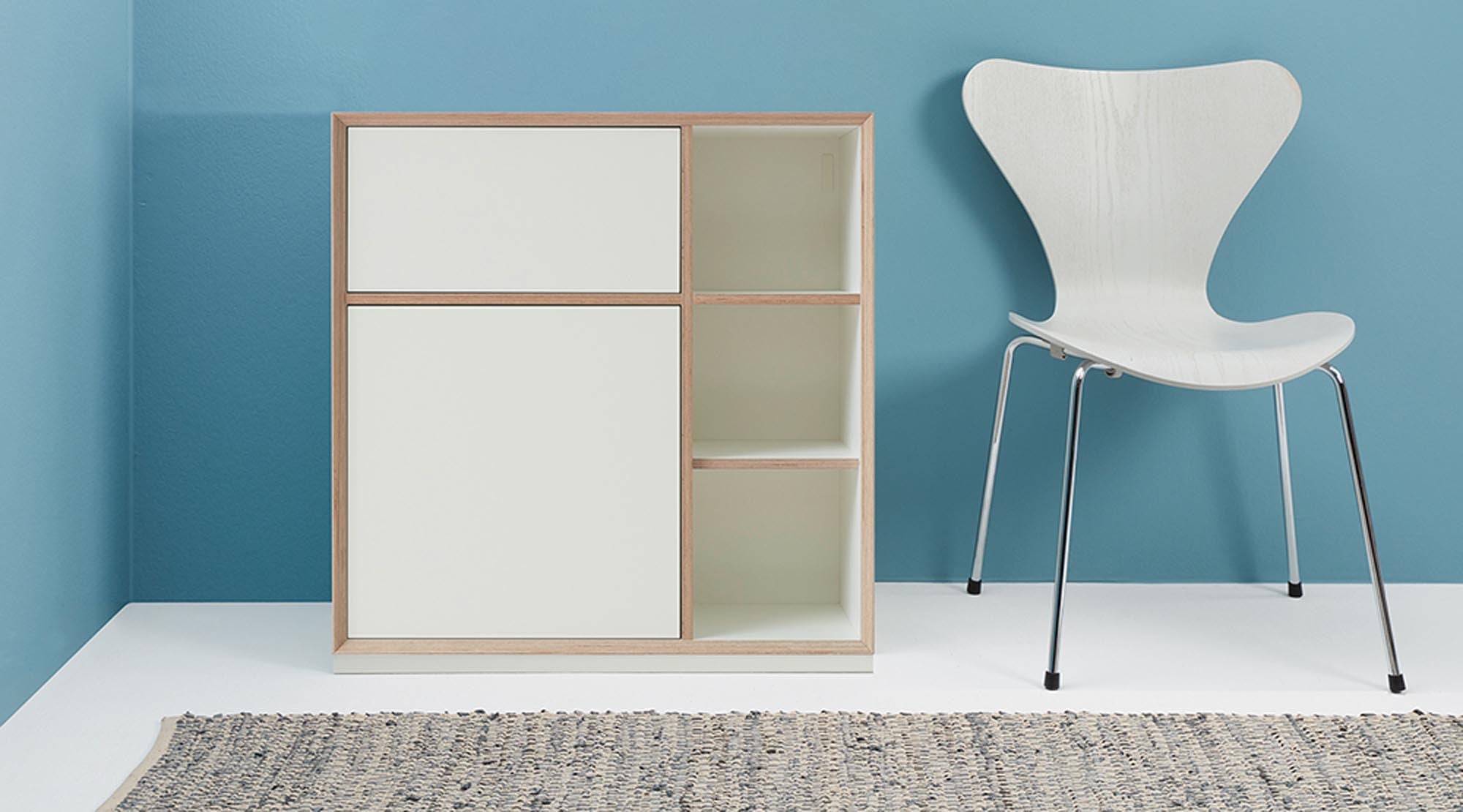 Entdecken Sie das VERTIKO PLY von Müller Möbelwerkstätten: Ein elegantes Kastenmöbel aus weissem Birkenholz, das als Sekretär oder Minibar dient.